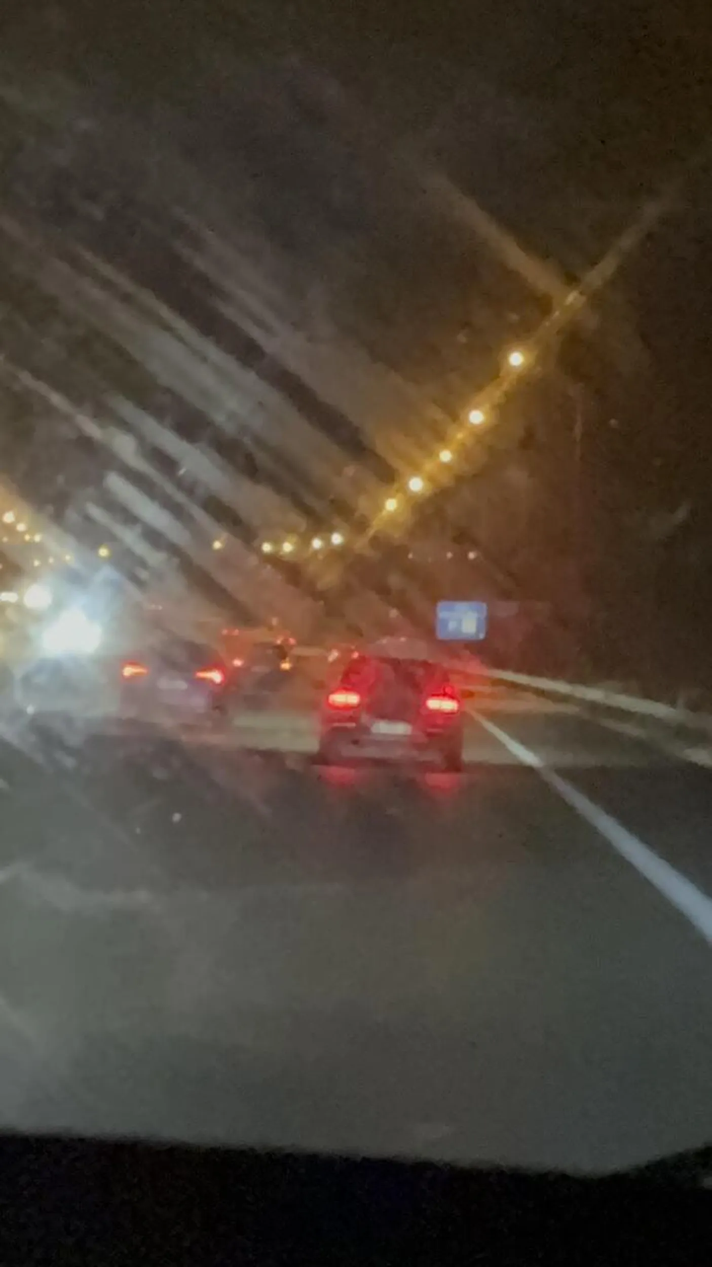 wyprzedza lewym pasem siedzac na telefonie, blokuje caly pas, gdy jest wyprzedzony przez kogos blokuje osobe z tylu na zmiane hamujac i przyspieszajac nadal siedzac na telefonie, gratuluje mozgu lub jego braku patrzac na zachowanie