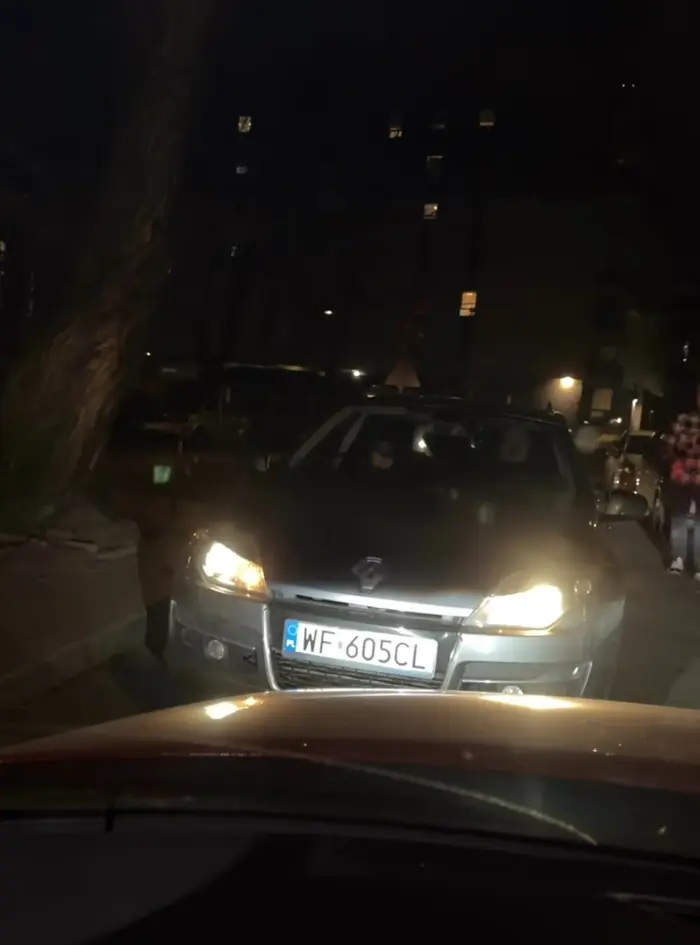 Pozdrawiam pana, który wjechał na czołówkę celowo. Uważał, że jest większy więc chyba może. Wcześniej inny samochód się zatrzymał, żeby przepuścić inne auta z na przeciwka, ale Ten pan przyspieszył i czekał aż kilka samochodów jego przepuści.