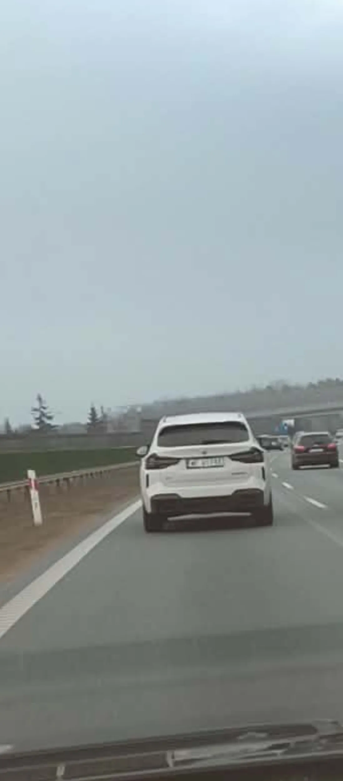 Psyhol i potencjalny morderca. Wyprzeda na pasach w terenie zabudowanym.