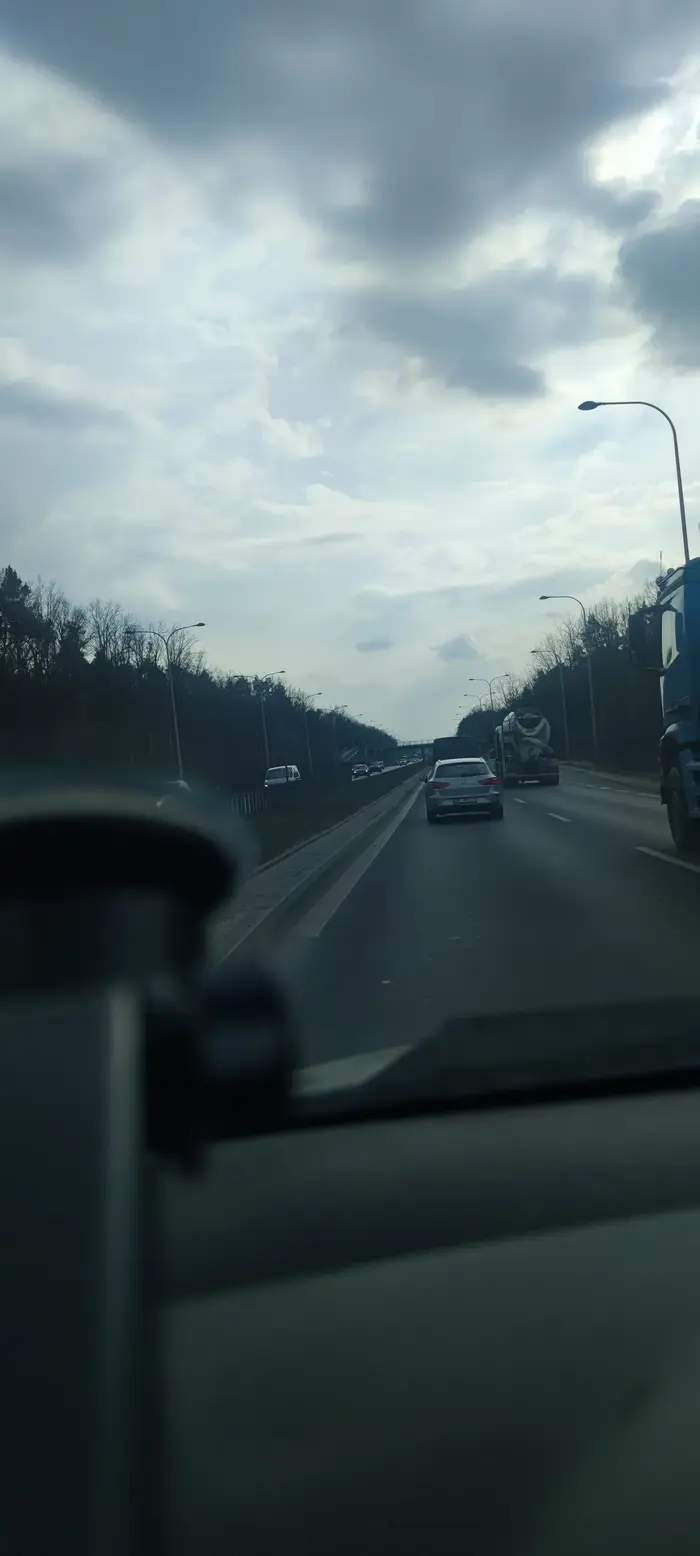 Niepoczytalny bandyta na drodze. Siada na tylnym zderzaku po czym Wyprzedza prawym pasem wbija się na siłę przed jadący przepisowo pojazd stwarzając zagrożenie wypadku. po strawieniu specjalnie kilkukrotnie hamuje próbując spowodować kolizję. Mężczyzna około 40 lat z gęby bandzior nadaje się do odebrania prawa jazdy. zgłoszono na Policję