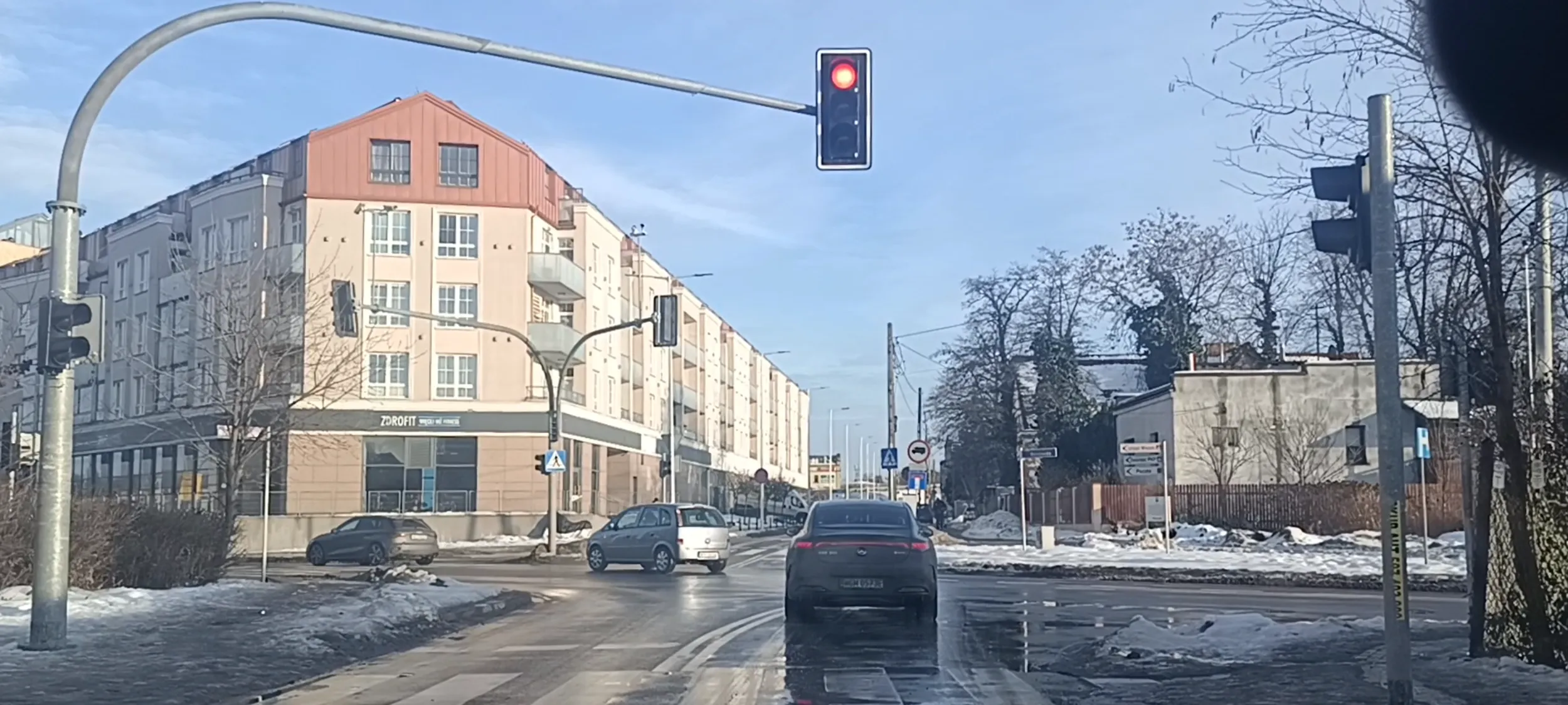 Bandyta drogowy przejeżdża na skrzyżowaniu przy czerwonym sygnalizatorze świetlnym.