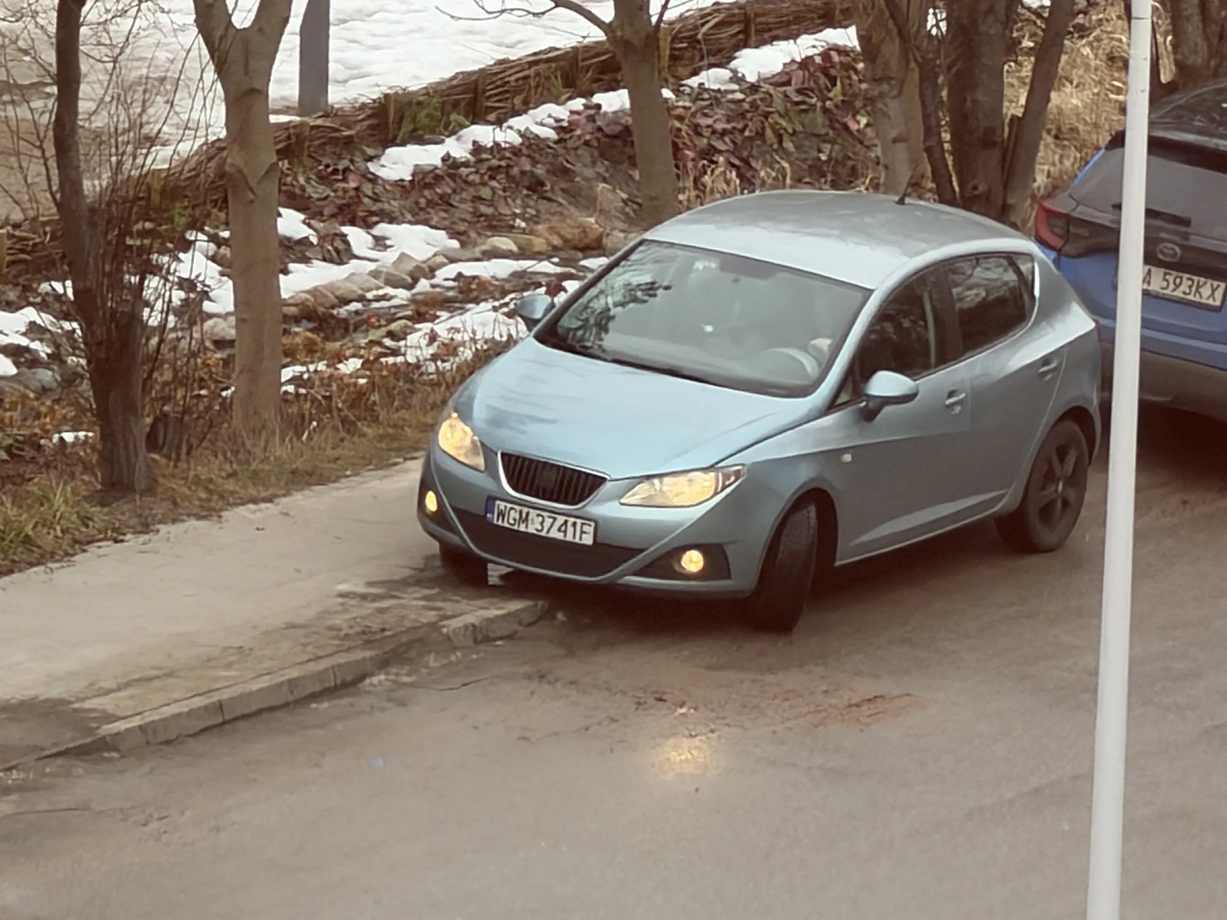 Brak odpowiedniej ilości miejsca dla pieszych na chodniku a przy okazji parkowanie na zakazie zatrzymywania się !