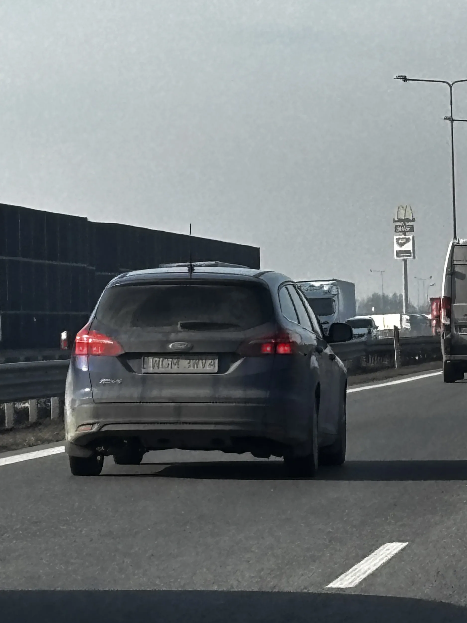 Szeryf lewego pasa wlecze się a i tak nie puści