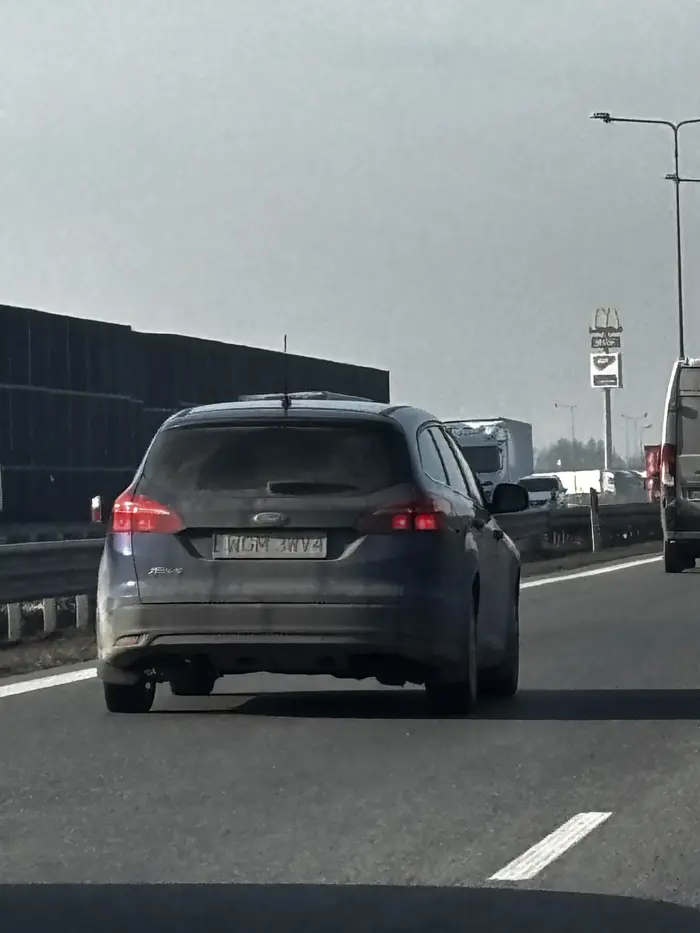 Szeryf lewego pasa wlecze się a i tak nie puści