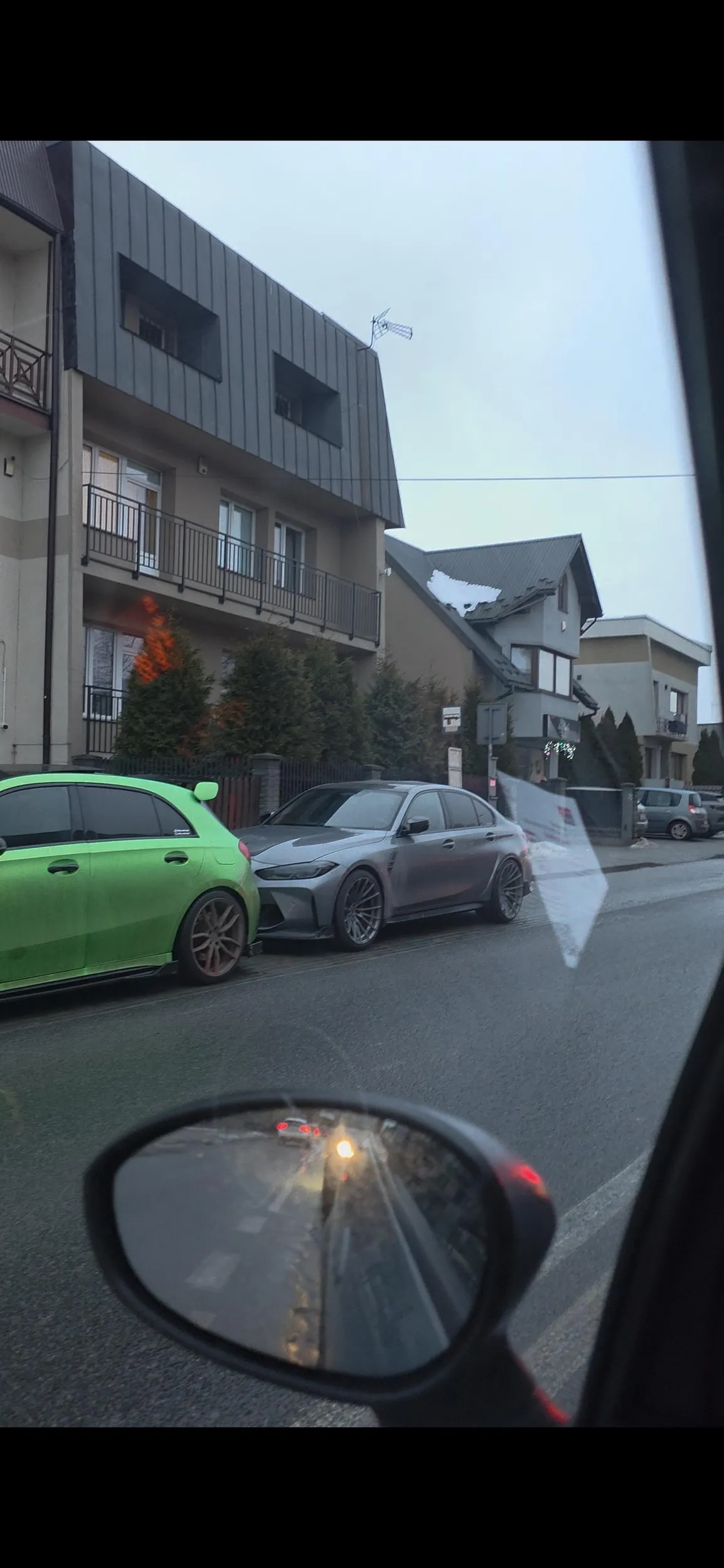 Jesteś autobusem, że na przystanku parkujesz?