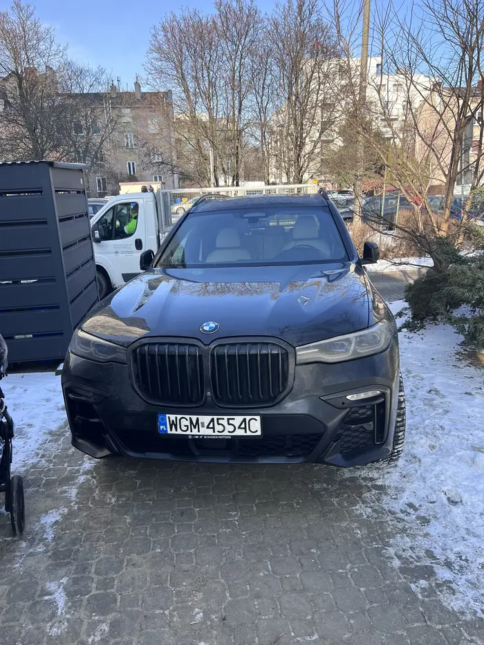 Zastawiony chodnik i przejście dla pieszych