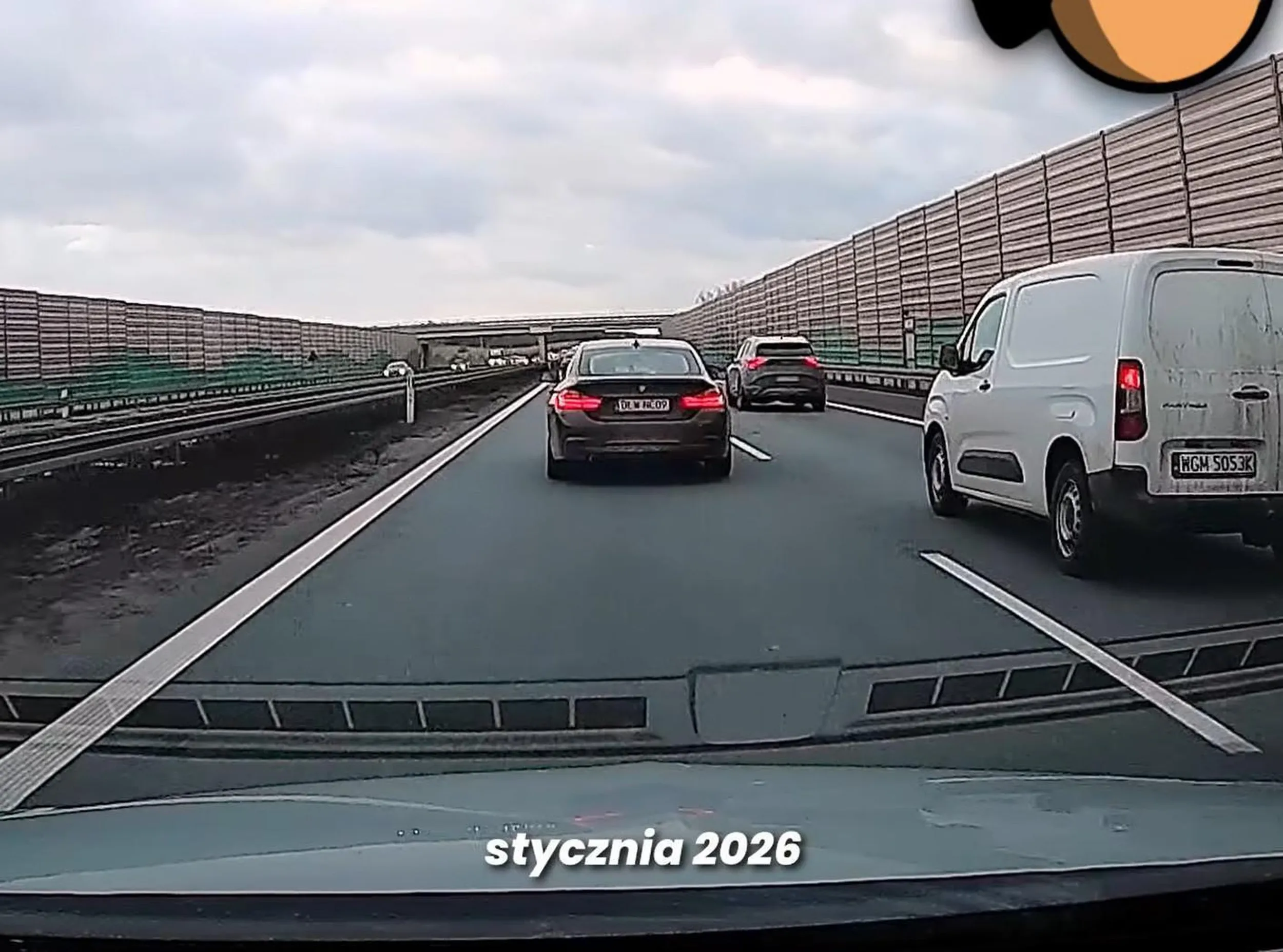 głąb zajeżdża drogę starym szrotem i wyhamowuje inne auto na lewym