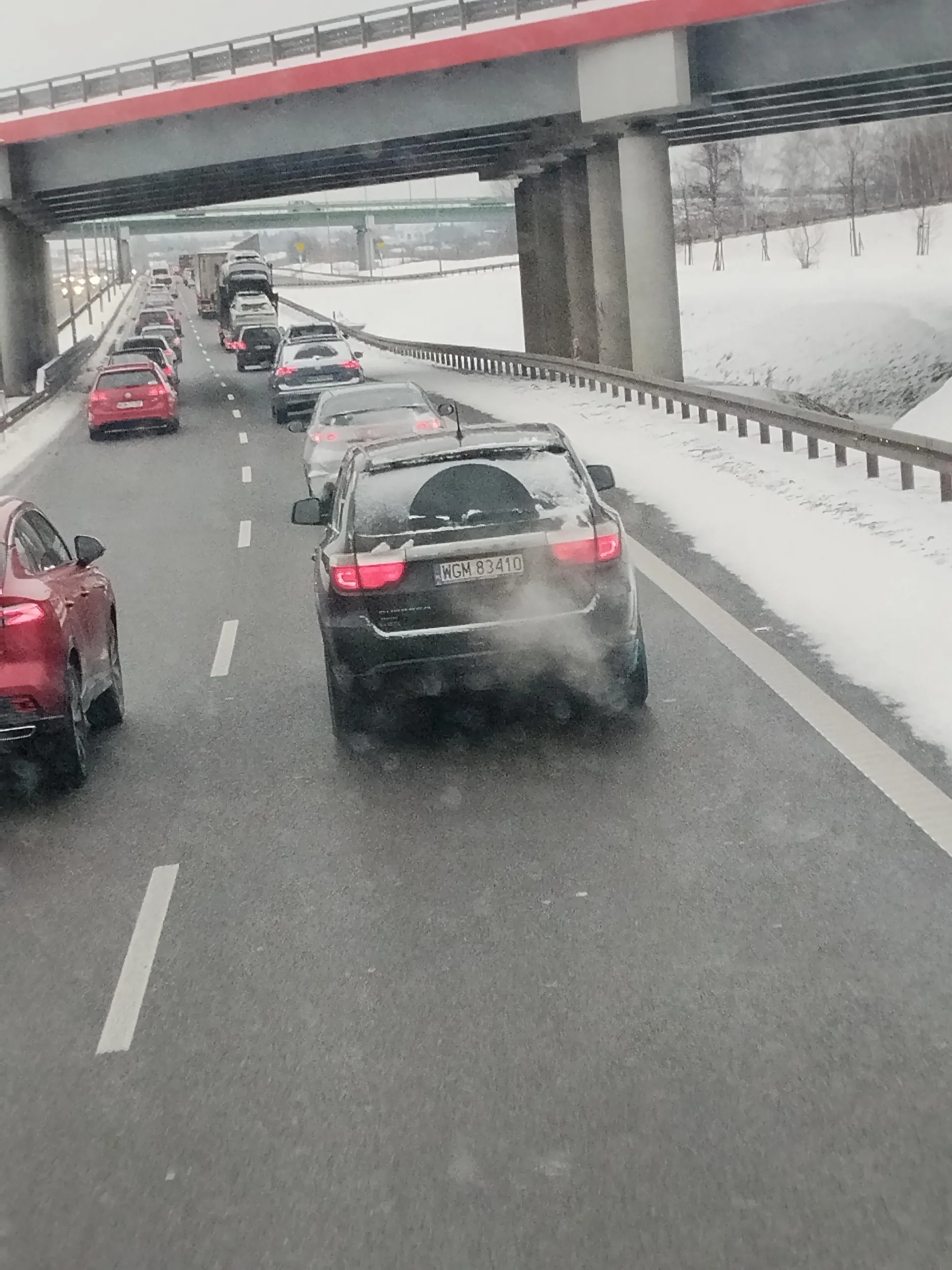Kasztan na ekspresówce w korku wciska się na chama żeby wyminąć chociaż jedno auto ,z telefonem w ręku .. jeśli to czytasz zobaczysz że przy takiej jeździe kiedyś ktoś skasuje ci ten sraczkowaty burakowóz bo najzwyczajniej nie zdąży wyhamować