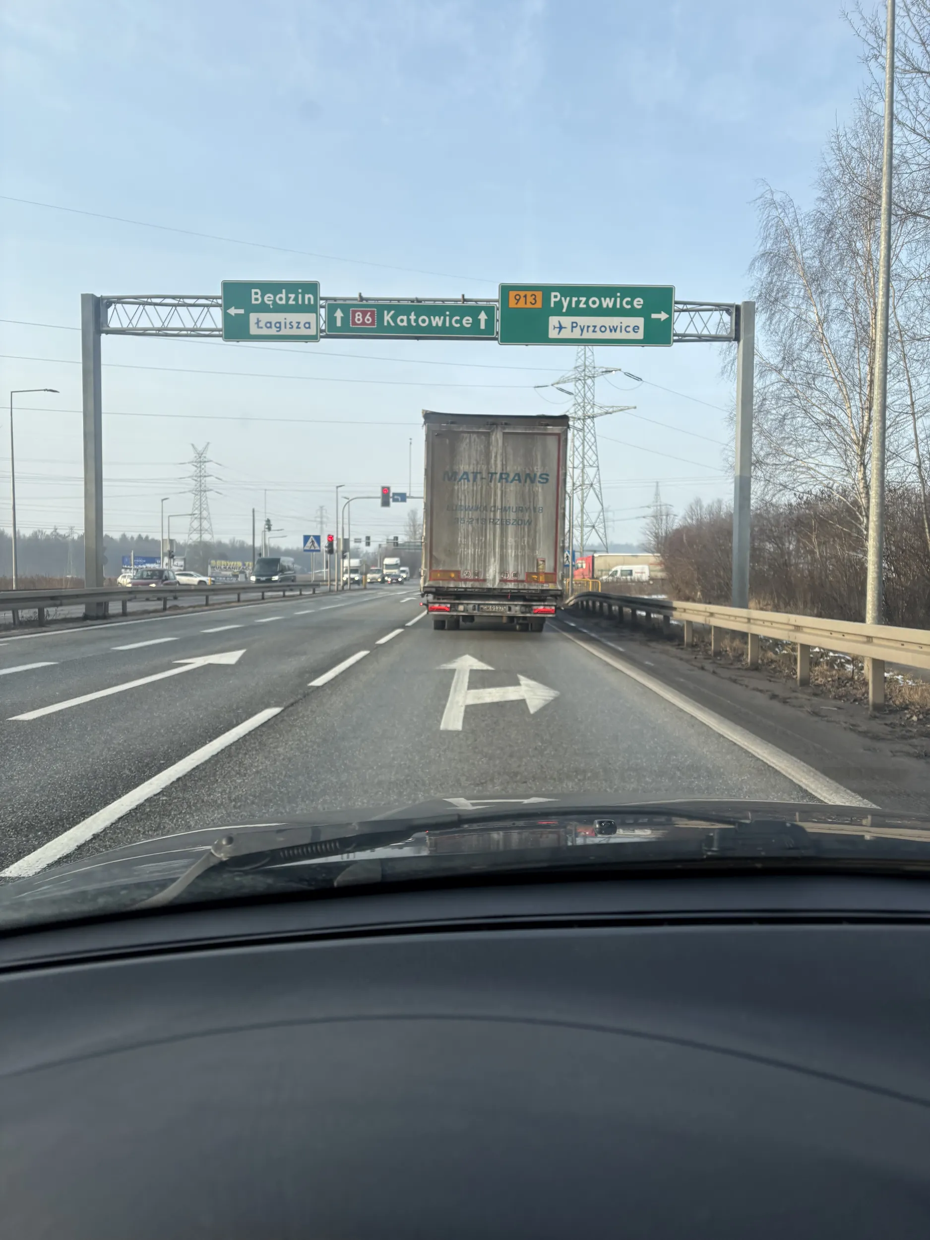 Gość niezrównoważony psychicznie. Prawdopodobnie pod wpływem substancji odurzających. Jechałem przed nim i zwolniłem do 50(przejście dla pieszych i fotoradar) na DK86. Facet oburzony przepisową jazdą dojechał na centymetry do zderzaka tylnego i zaczął trąbić. Po zobaczeniu środkowego palca z mojej strony wyprzedził mnie lewym pasem i gwałtownie wjechał przede mnie spychając mnie na pas awaryjny