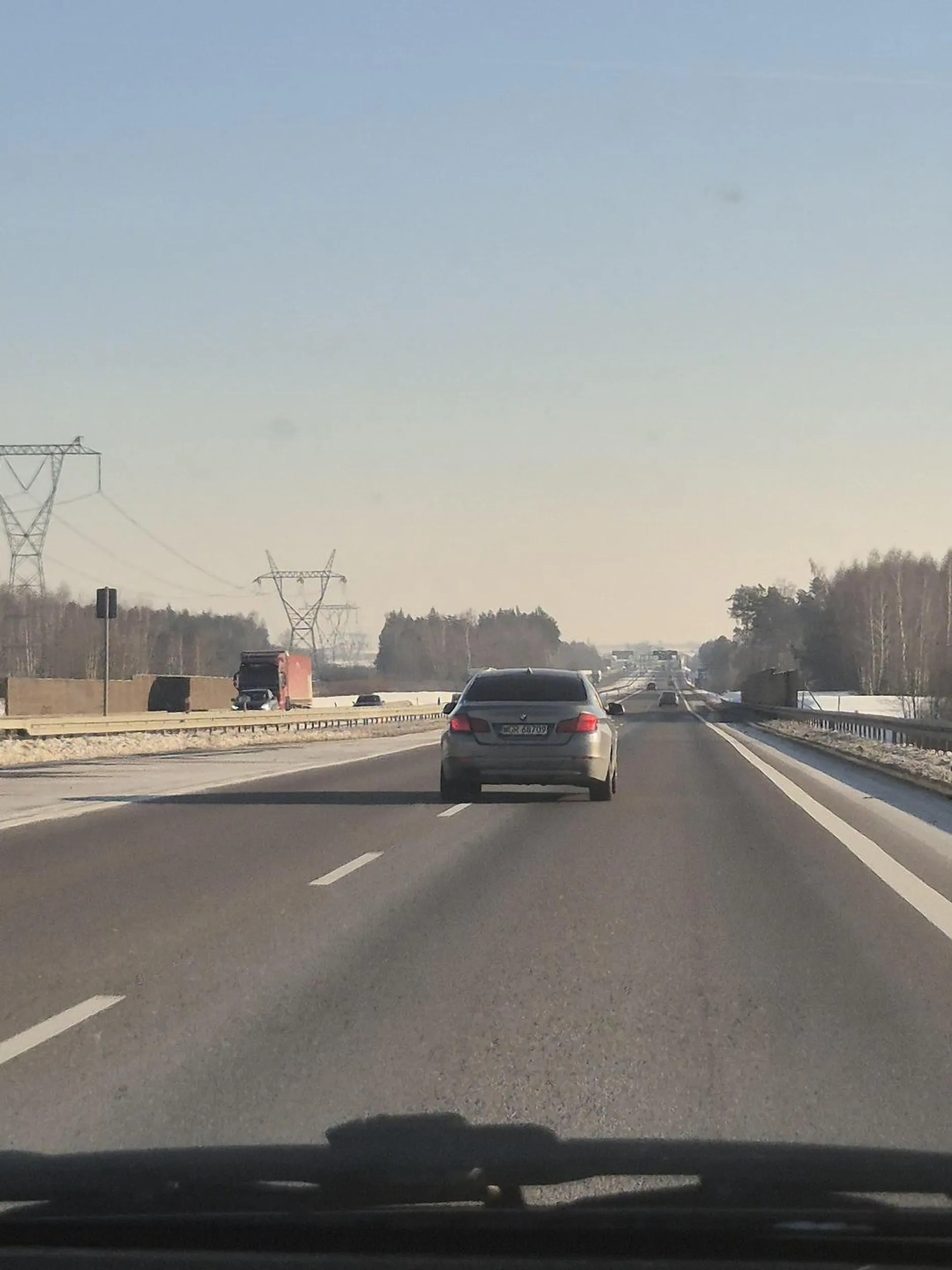 Jeździ środkiem drogi na ekspresówce. Klasycznie dla bmw kierunkowskazy są tylko niepotrzebną opcją wyposażenia