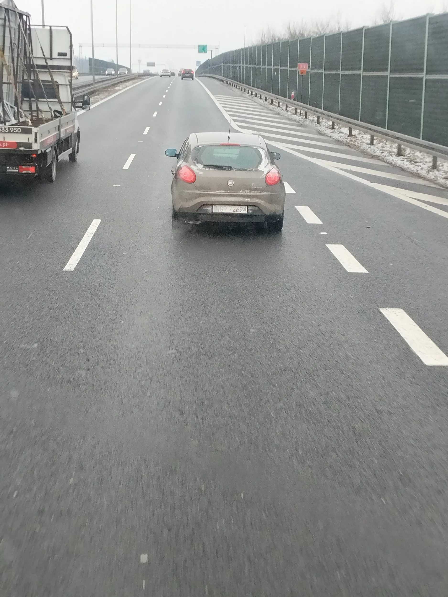 Na S7 jedzie 65-80-70 -80 kiedy próbuje go wyprzedzić kasztan dodaje gazu .. ale to przecież ciężarowe stwarzają największe zagrożenie ...