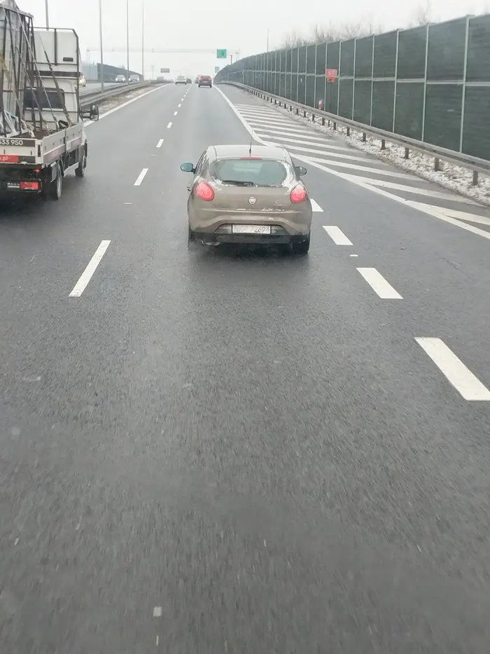 Na S7 jedzie 65-80-70 -80 kiedy próbuje go wyprzedzić kasztan dodaje gazu .. ale to przecież ciężarowe stwarzają największe zagrożenie ...