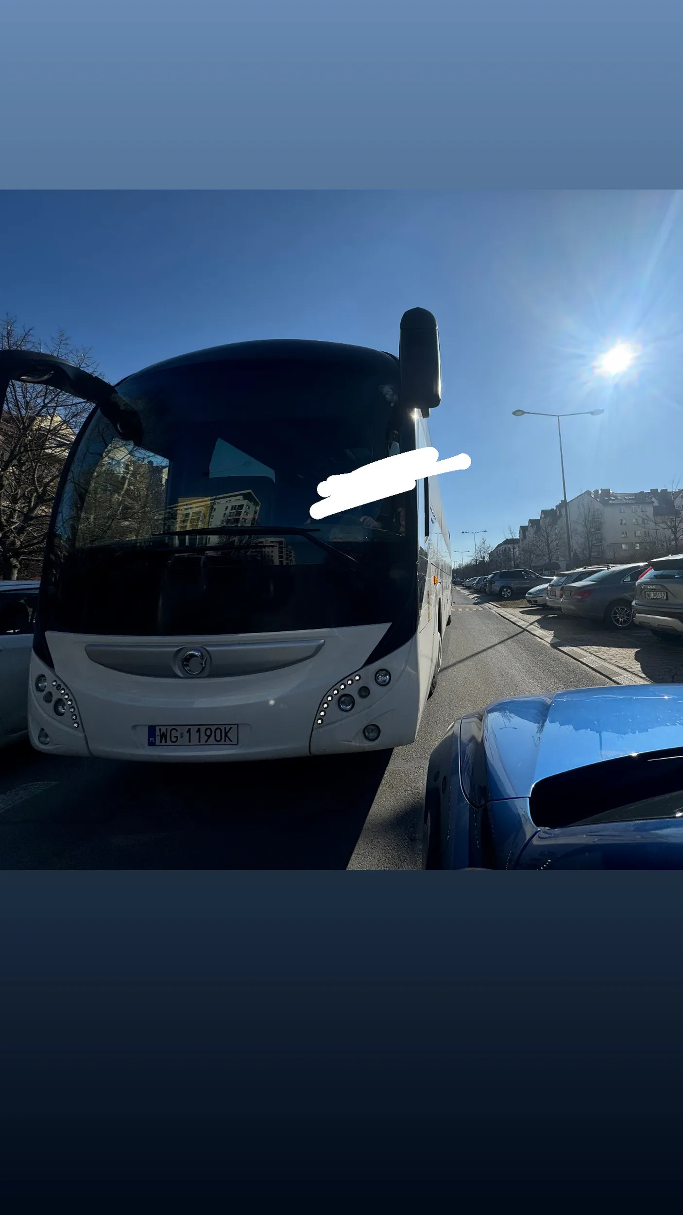 Uwaga na gościa! Wpycha się busem na trzeciego, a potem straszy policją, bo nie potrafi ocenić gabarytów swojego auta. Cyrk na kółkach, a nie kierowca zawodowy. Brak kultury i zero pojęcia o przepisach wymijania