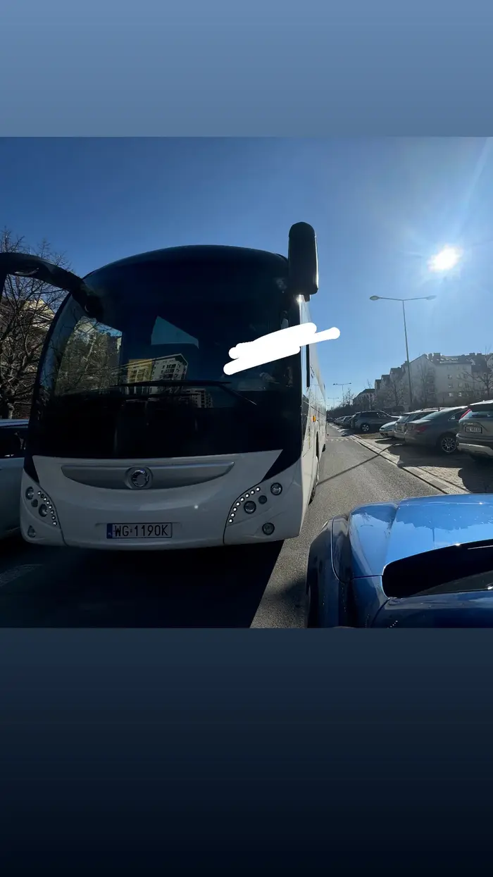 Uwaga na gościa! Wpycha się busem na trzeciego, a potem straszy policją, bo nie potrafi ocenić gabarytów swojego auta. Cyrk na kółkach, a nie kierowca zawodowy. Brak kultury i zero pojęcia o przepisach wymijania