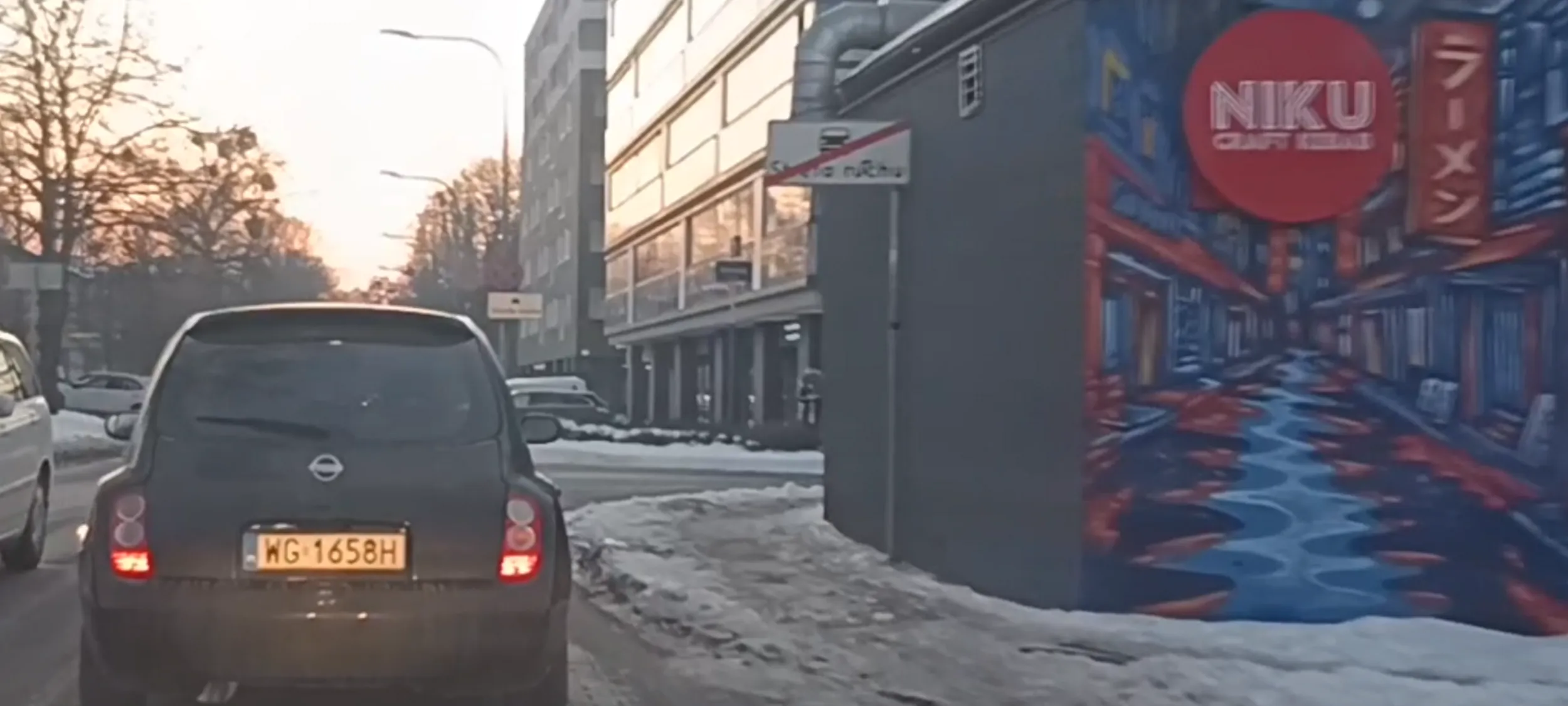 Banszczur drogowy jadąc po parkingu ,  z lewej strony , wymusił mi pierwszeństwo przejazdu na parkingu przed urzędem Dz Ursus. Informuje cię babszczurze że droga po jakiej jechałaś to też cześć parkingu a nie drogi publicznej.  Oznaczenia znakami  z literą P na niebieskim  kwadracie , to znak informacyjny wyznaczający jedynie pasy  płatnych miejsc parkingowych i wyjazd z tego pasa nie jest  włączaniem się do ruchu ani nie oznacza konieczności ustępowania pierwszeństwa przejazdu. Mogłaś babszczurze  mnie dziś zabić, kiedy jechałaś z lewej strony i nie ustepilaś mi pierwszeństwa.