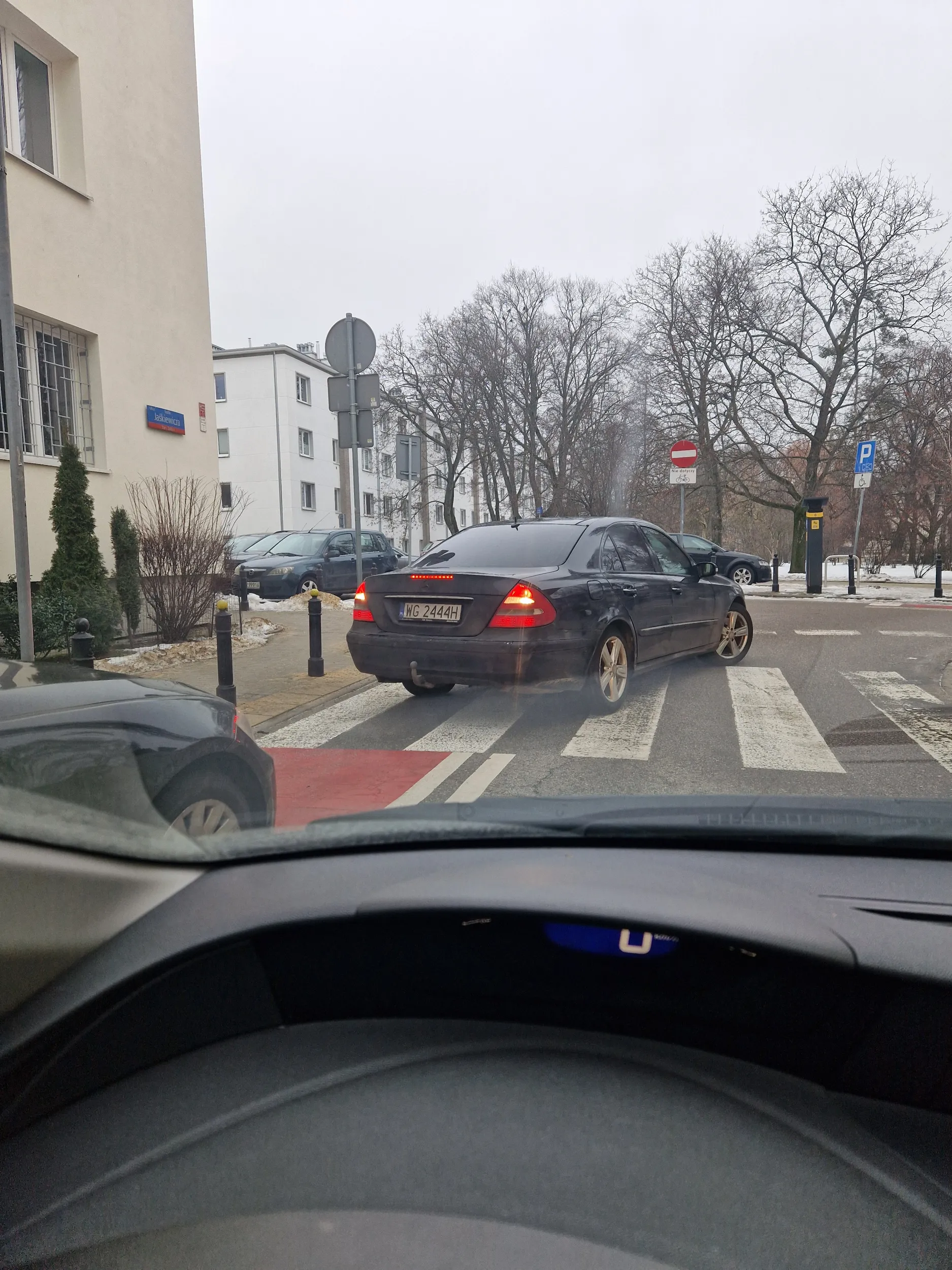 Zwykły burak, parkuje na przejściu dla pieszych, na zwróconą uwagę reaguje agresją.