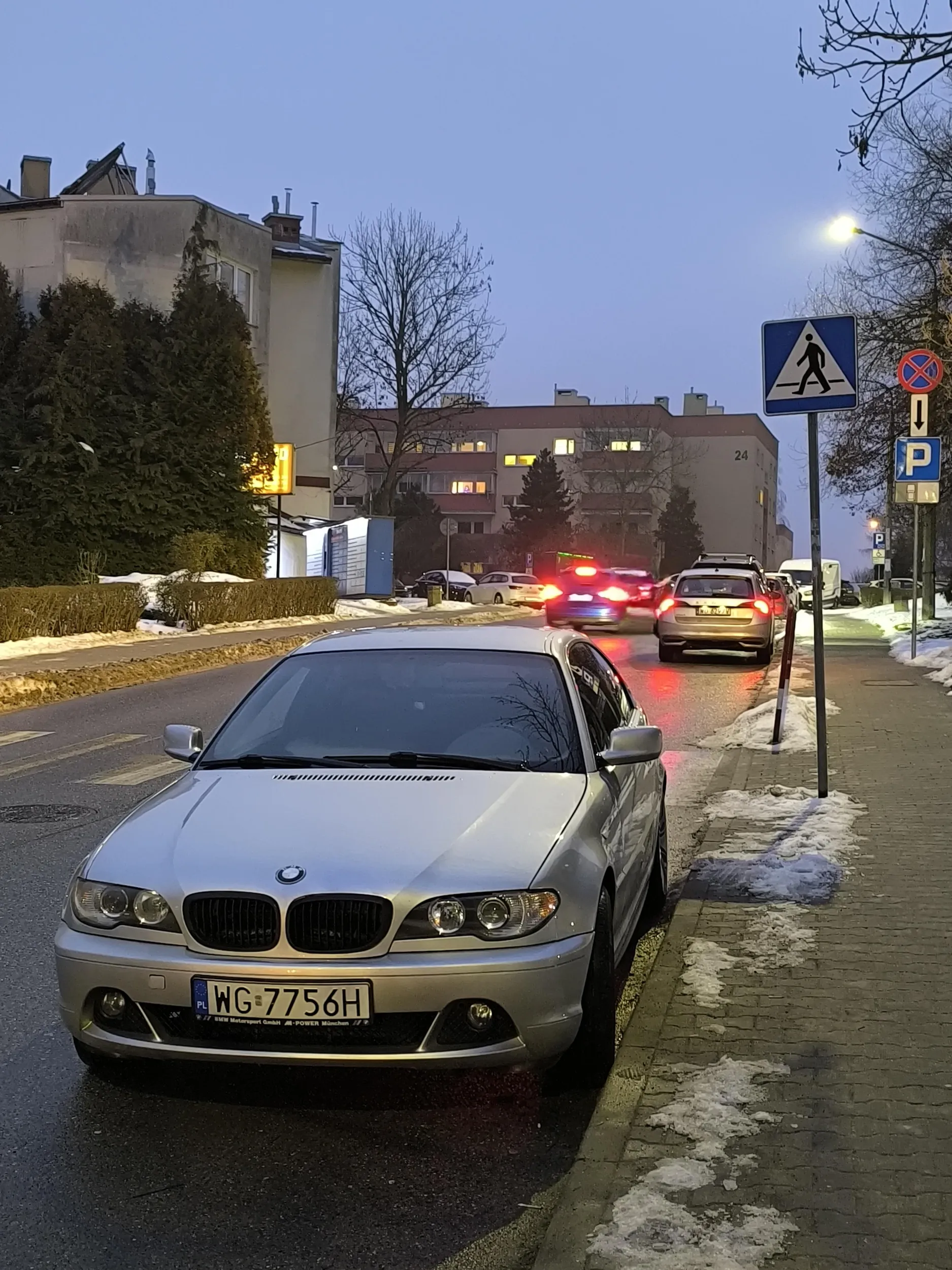 Parkowanie na przed samymi pasami i dodatkowo na zakazie, zasłanianie w ten sposób przejścia. Typowy właściciel BMW...
