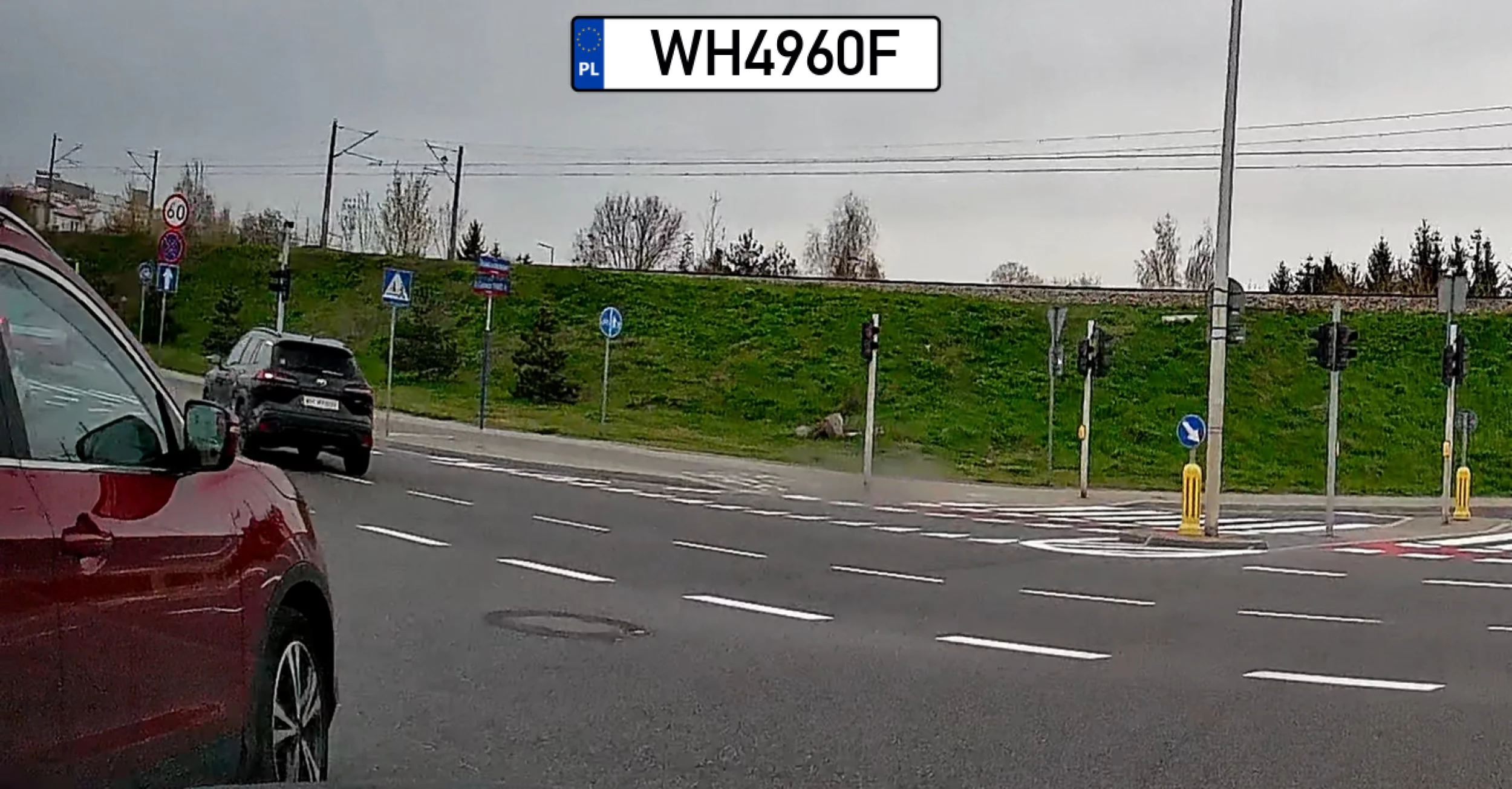 Blondi z Toyoty WH4960F skręca w lewo z pasa na wprost, a Nissan WU4020K bezmyślnie za nią. Chamstwo i blokada skrzyżowania.