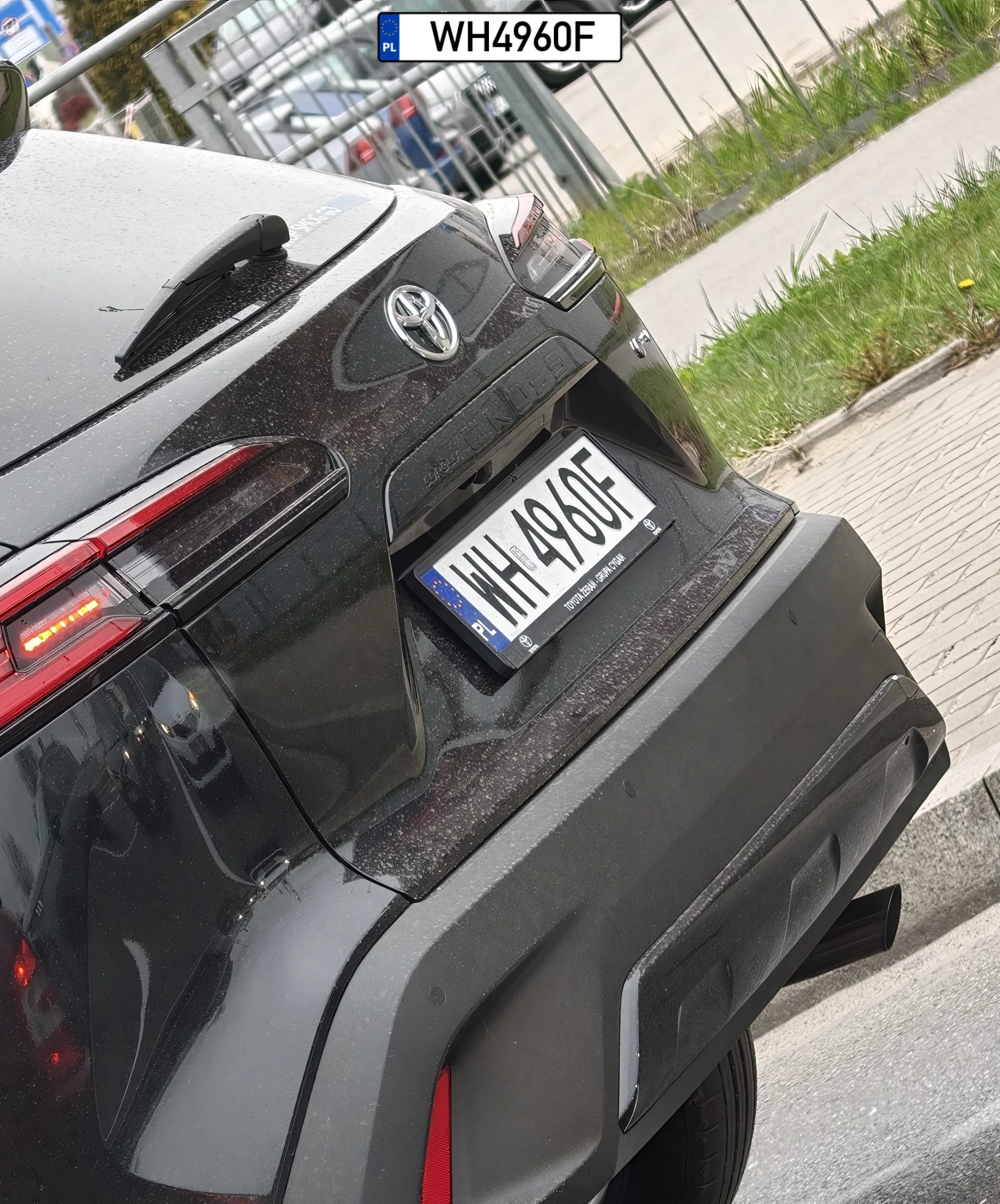 Blondi z Toyoty WH4960F skręca w lewo z pasa na wprost, a Nissan WU4020K bezmyślnie za nią. Chamstwo i blokada skrzyżowania.