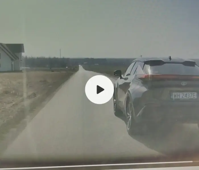 Jako kierowca z wieloletnim doświadczeniem naprawdę rzadko wystawiam negatywne opinie, ale w tym przypadku trudno przejść obojętnie. Sposób jazdy tej osoby pokazuje kompletny brak umiejętności poruszania się w ruchu drogowym. Samochód prowadzony jest środkiem jezdni, bez trzymania się prawej strony, co skutecznie blokuje innych kierowców i uniemożliwia wyprzedzanie nawet na dłuższych odcinkach drogi. Przez kilka kilometrów jazda wyglądała dokładnie tak samo – brak reakcji na sytuację na drodze, brak jakiejkolwiek kultury jazdy i ewidentne utrudnianie ruchu innym uczestnikom. Sprawiało to wrażenie, jakby kierowca uważał się za „króla szosy” i kompletnie ignorował fakt, że droga jest wspólna dla wszystkich. Takie zachowanie nie tylko irytuje innych kierowców, ale przede wszystkim stwarza niepotrzebne zagrożenie na drodze. Jeśli ktoś nie potrafi przestrzegać podstawowych zasad ruchu drogowego i nie potrafi jechać w sposób przewidywalny dla innych, powinien poważnie zastanowić się nad tym,