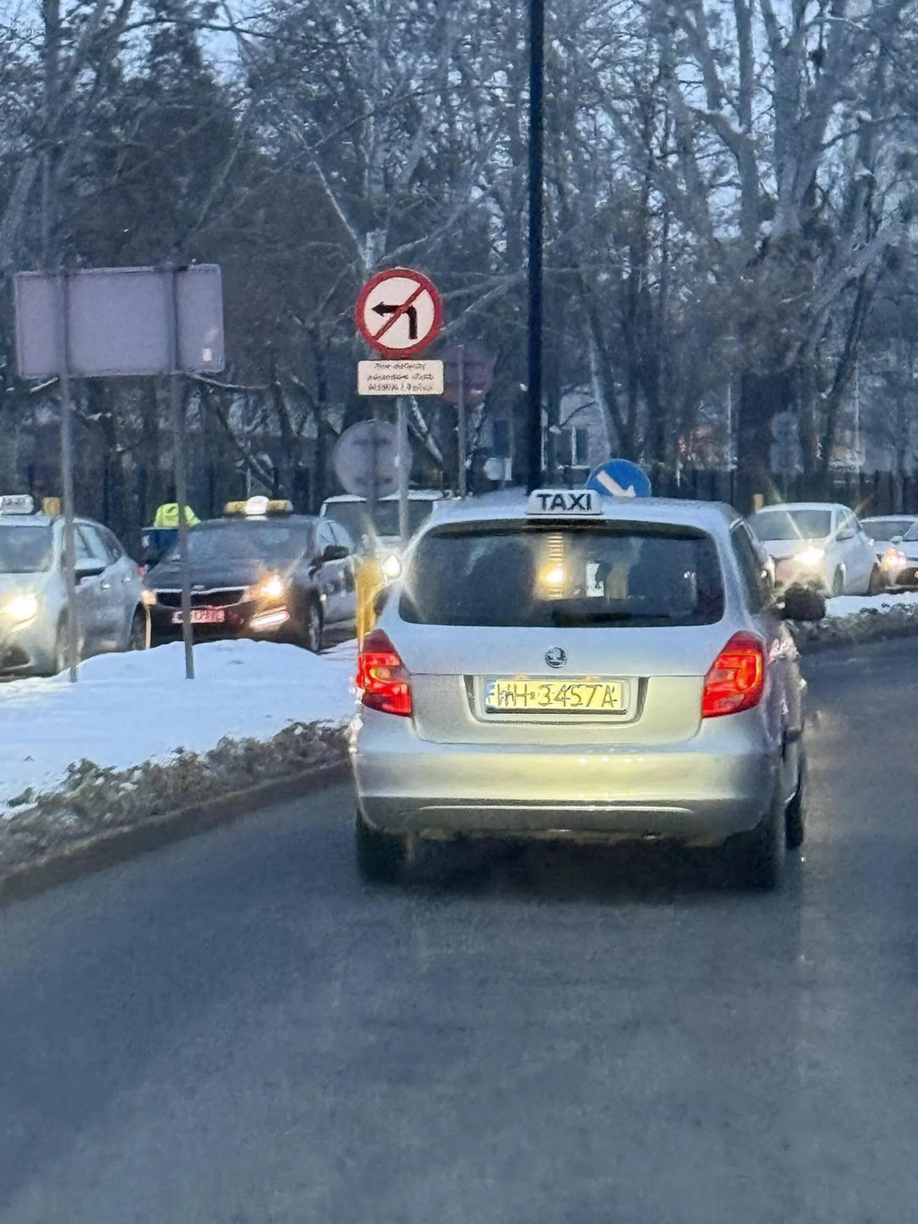 Fatalny kierowca, prawo jazdy chyba kupił za 5zl na bliskim wschodzie
