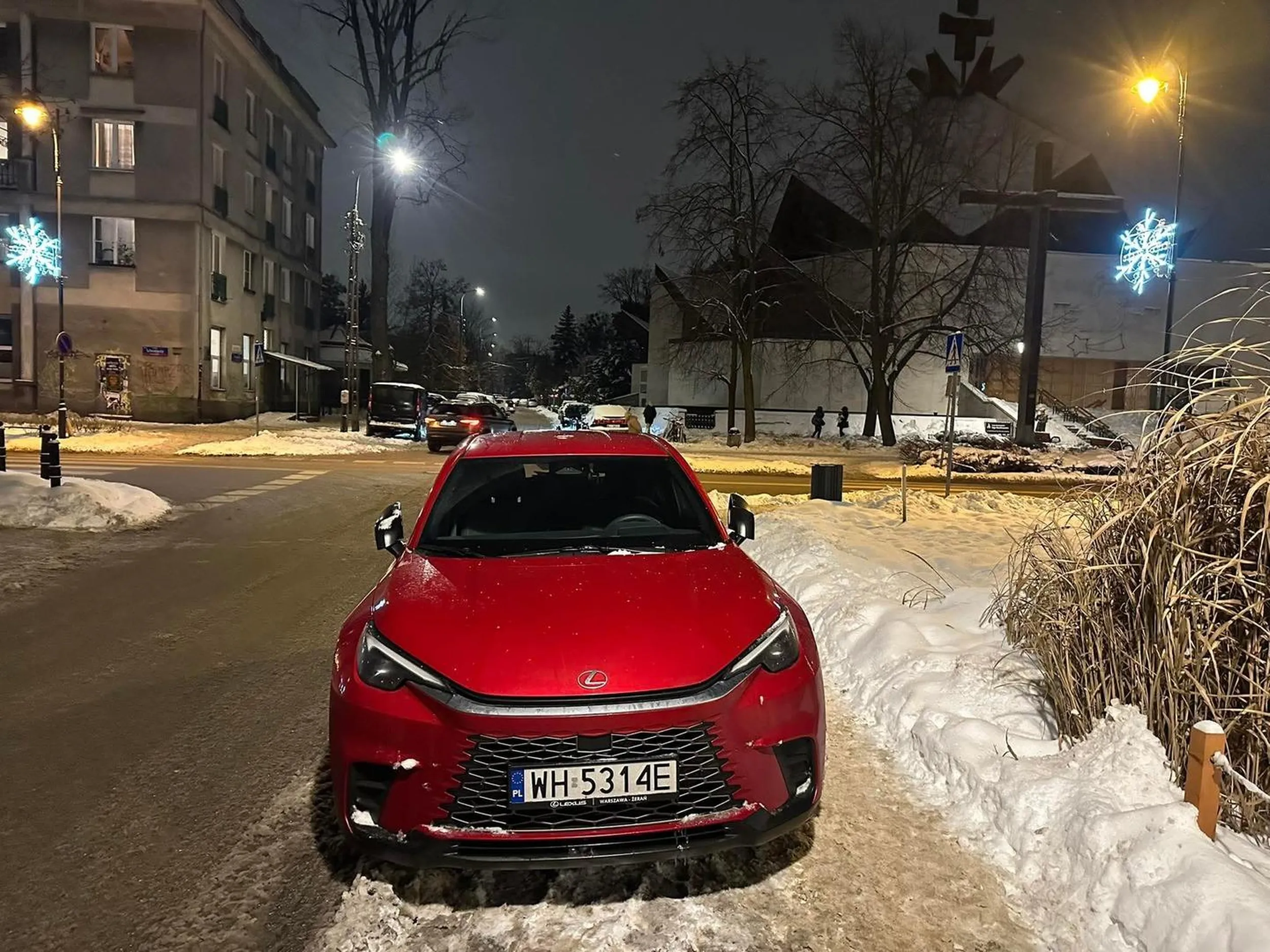 Śmieć parkuje na chodniku. Niech sobie piesi idą przez śniegi.