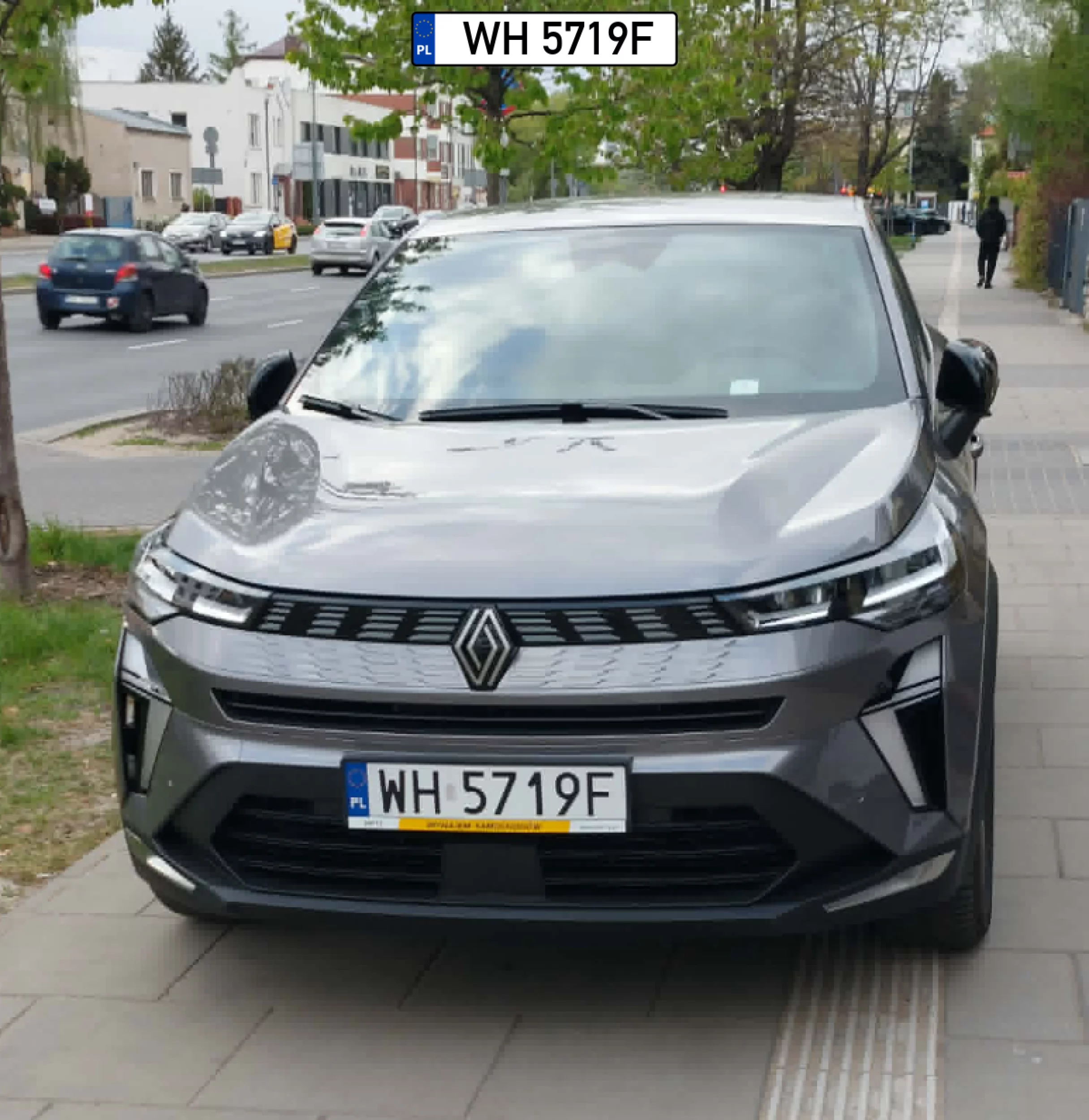 W tym miejscu to co dzienność. Dobrze, że jest miejsce na chodniku trochę. Brawo dla kierowcy za szacunek dla pieszych choć on się pewnie katapultował.