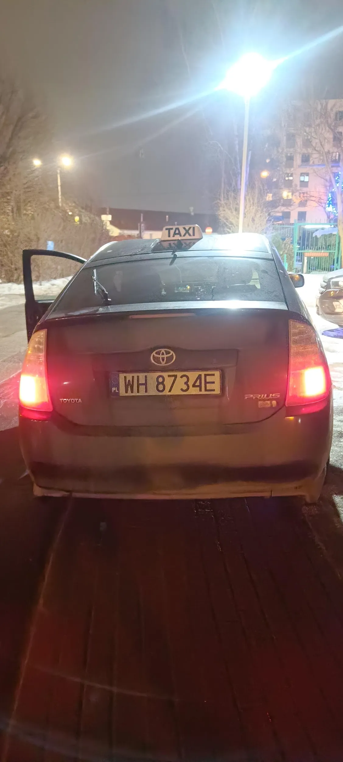 Blokuje cały chodnik, a na zwrócenie uwagi jeszcze klnie. Myśli że tu Indie jak u niego.