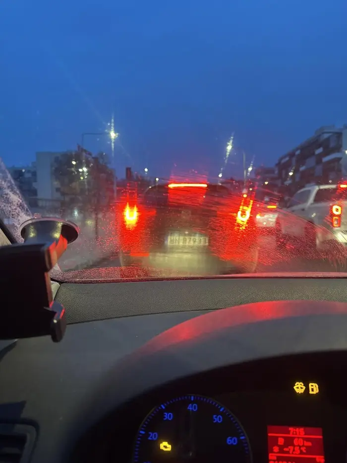 Jedzie lewym pasem pół Warszawy dębil