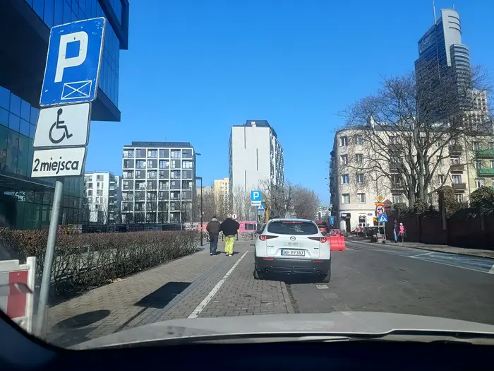 Pełno sprawne osoby zaparkowały bez uprawnień na miejscu dla niepelnosprawnych