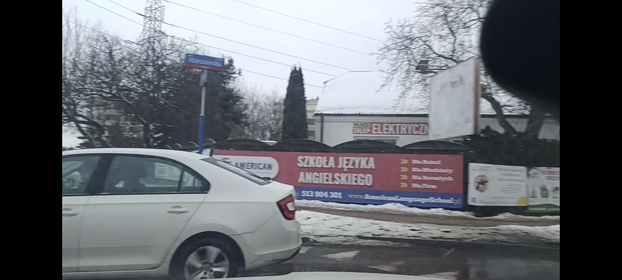 Bandyta drogowy wbija się z impetem w rondo nie ustępując pierwszeństwa przejazdu kierowcy na rondzie.