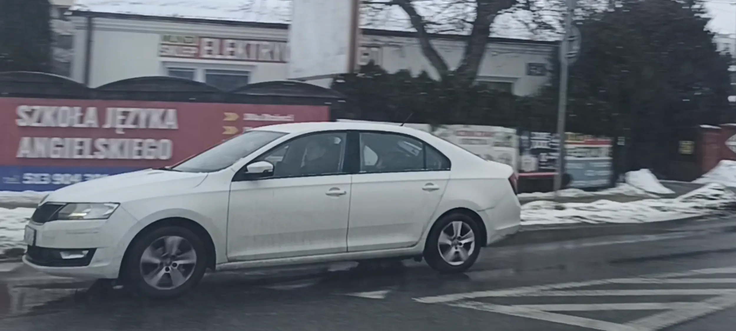 Bandyta drogowy wbija się z impetem w rondo nie ustępując pierwszeństwa przejazdu kierowcy na rondzie.