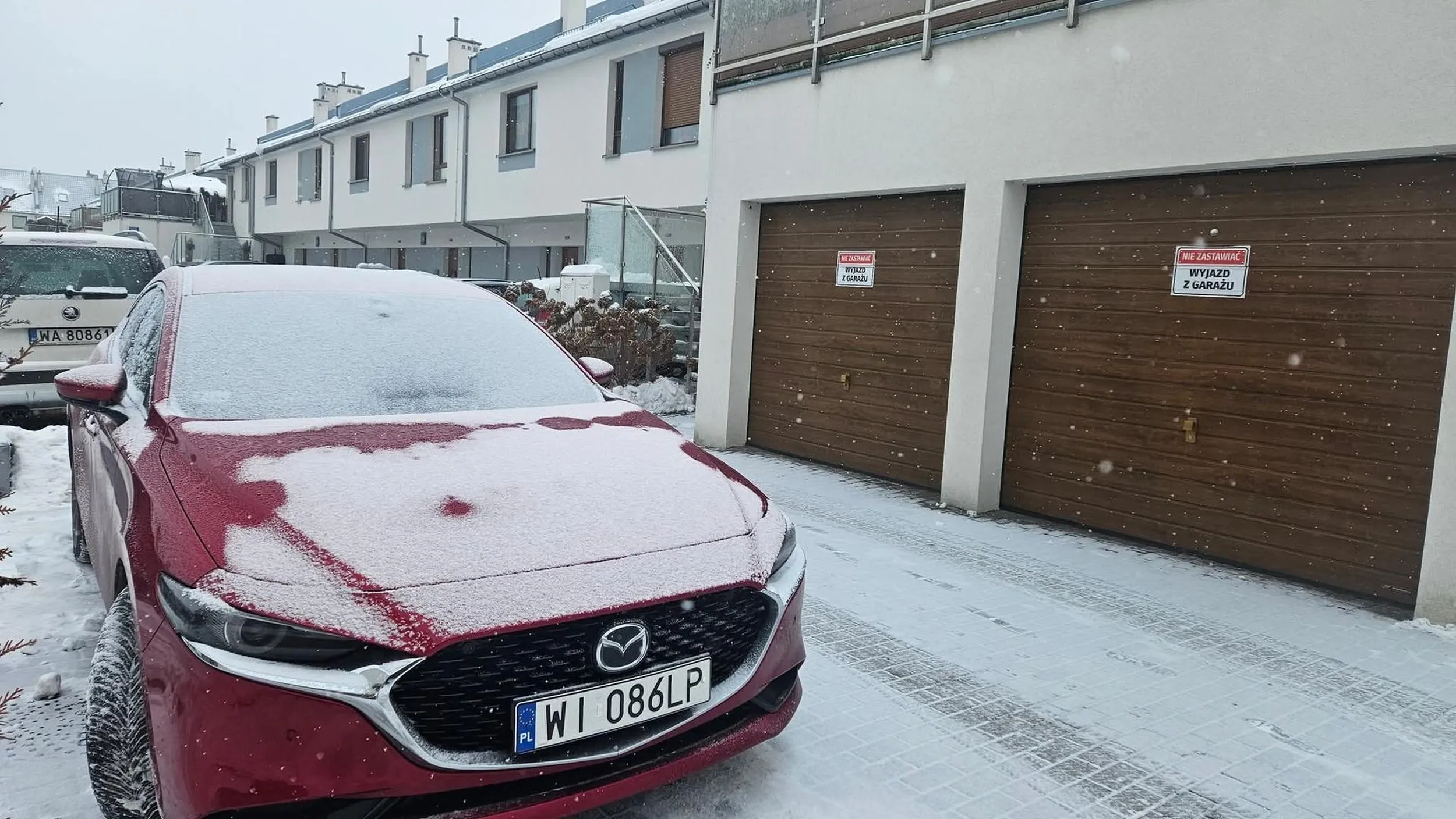 Zastawia prywatne miejsca garażowe i uniemożliwia korzystanie z nich