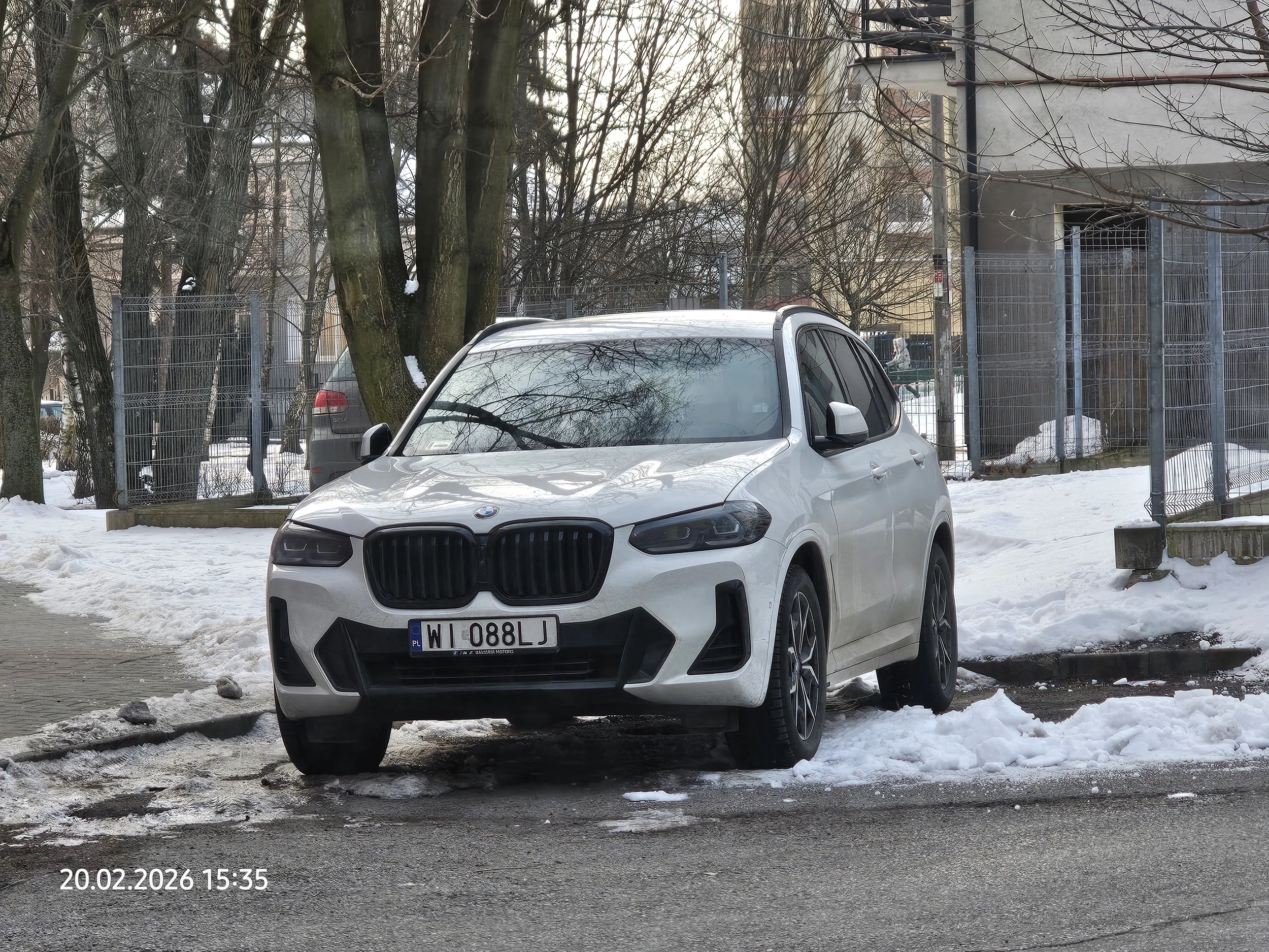 Stajesz jak panienka panienko..... Dwa miejsca zająć, patrzeć się na to z daleka i dalej żadnych wniosków..... Tragedia.... A ciasno na osiedlu to taka ofiara stanie i na 2 tyłku innych że nie ma gdzie zostawić auta na noc. Tym bardziej w dzień... Nie masz identyfikatora więc w ogóle nie powinno ciebie tu być.