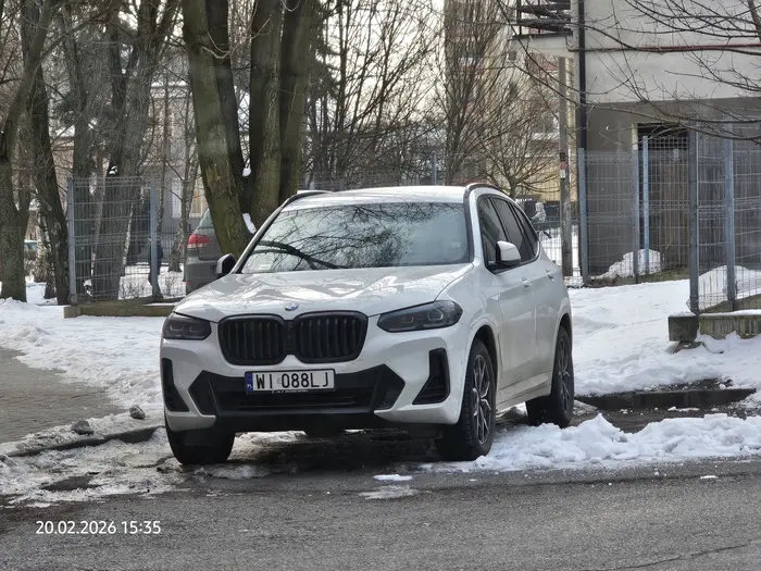 Stajesz jak panienka panienko..... Dwa miejsca zająć, patrzeć się na to z daleka i dalej żadnych wniosków..... Tragedia.... A ciasno na osiedlu to taka ofiara stanie i na 2 tyłku innych że nie ma gdzie zostawić auta na noc. Tym bardziej w dzień... Nie masz identyfikatora więc w ogóle nie powinno ciebie tu być.