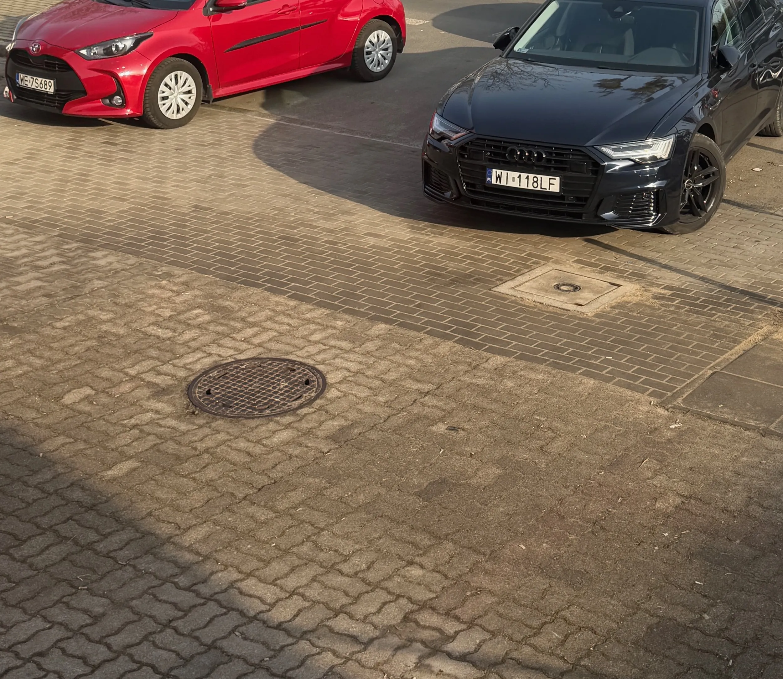 Człowiek parkuje na cudzej posesji, zastawia wjazd do bramy a jak wychodzi to rzuca się do bitki i na koniec znajduje jakiś odprysk na zderzaku i oskarża że ty mu go zrobiłeś. Wolne żarty Szkoda że straż miejska nie zadziałała szybciej i nie wlepiła mu mandatu wraz z odholowaniem auta Może jak by zapłacił to czegoś by się człowiek nauczył na przyszłość.