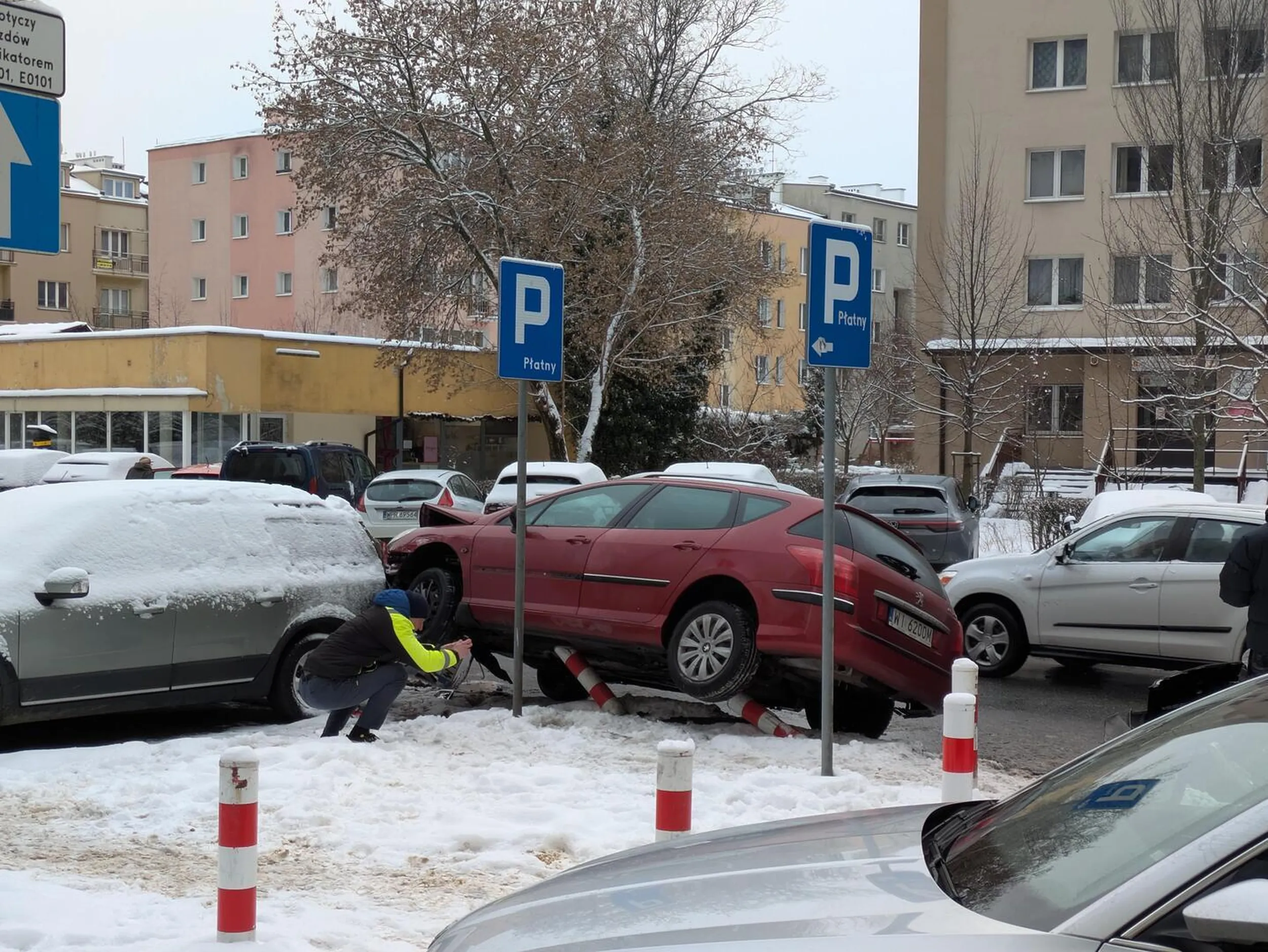 Auto Ci uderzyli i jest rozbita szyba