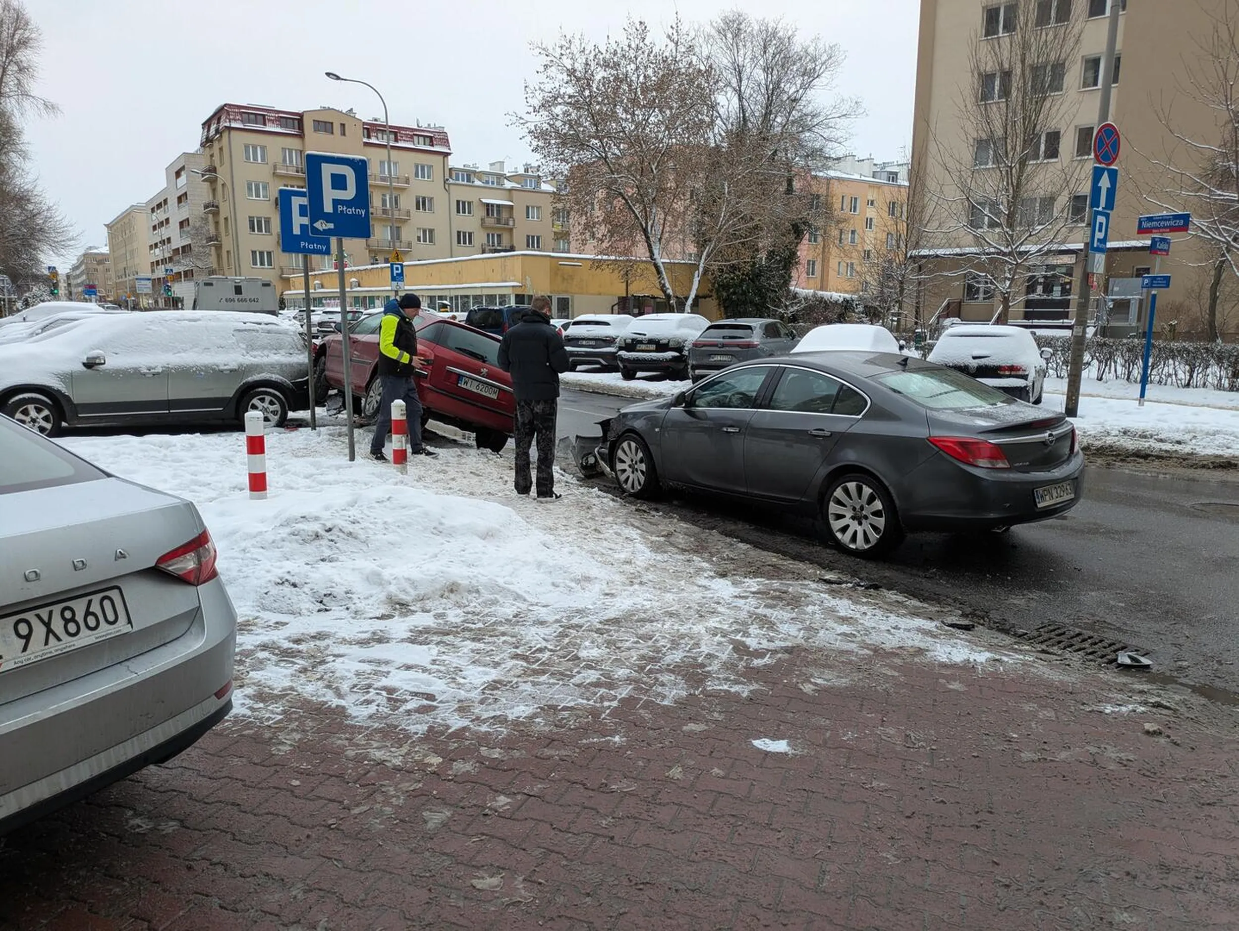 Auto Ci uderzyli i jest rozbita szyba