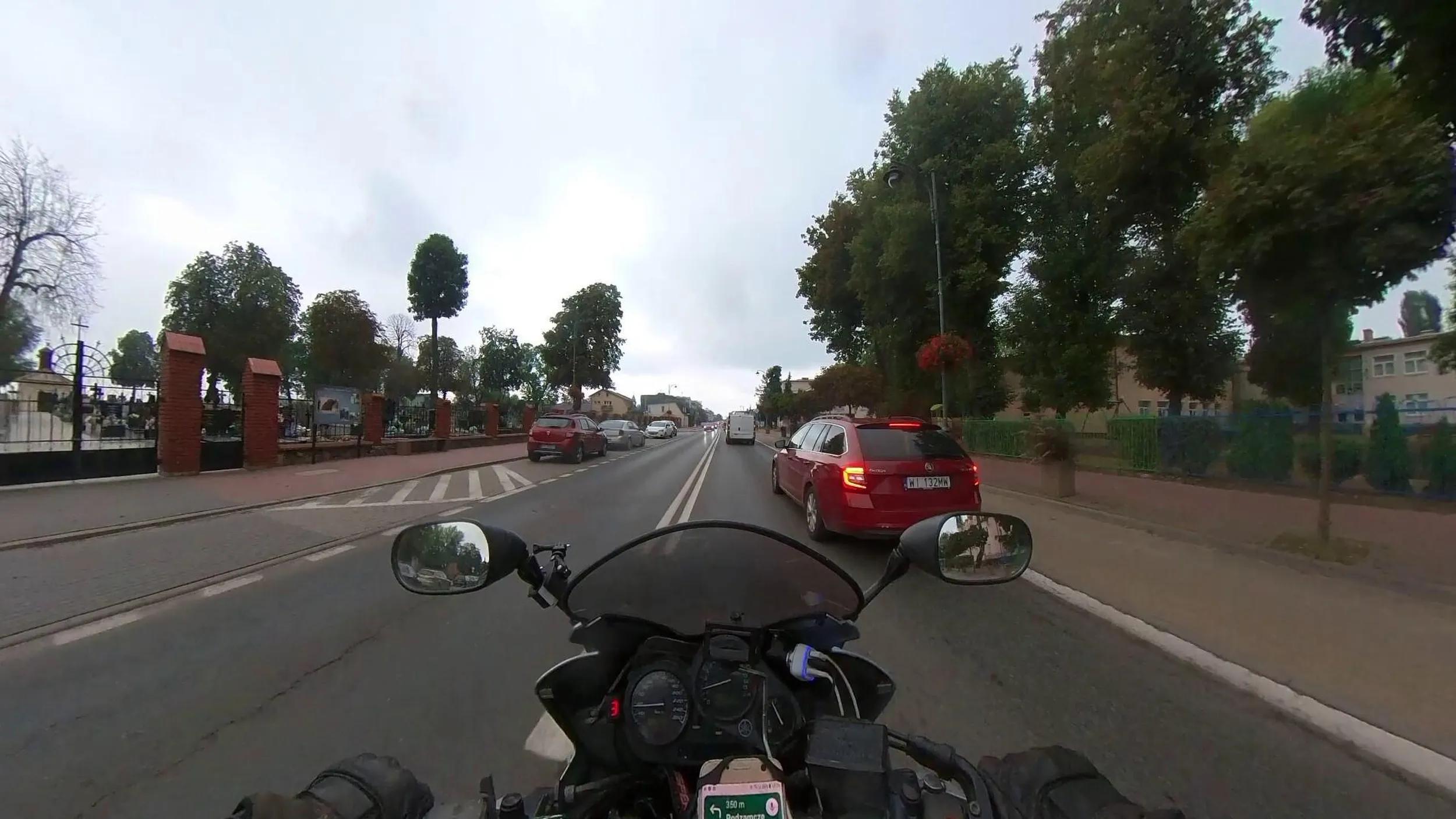 Dla mnie kierowca był uprzejmy - zrobił mi miejsce jako motocykliście. Dziękuję i LwG!