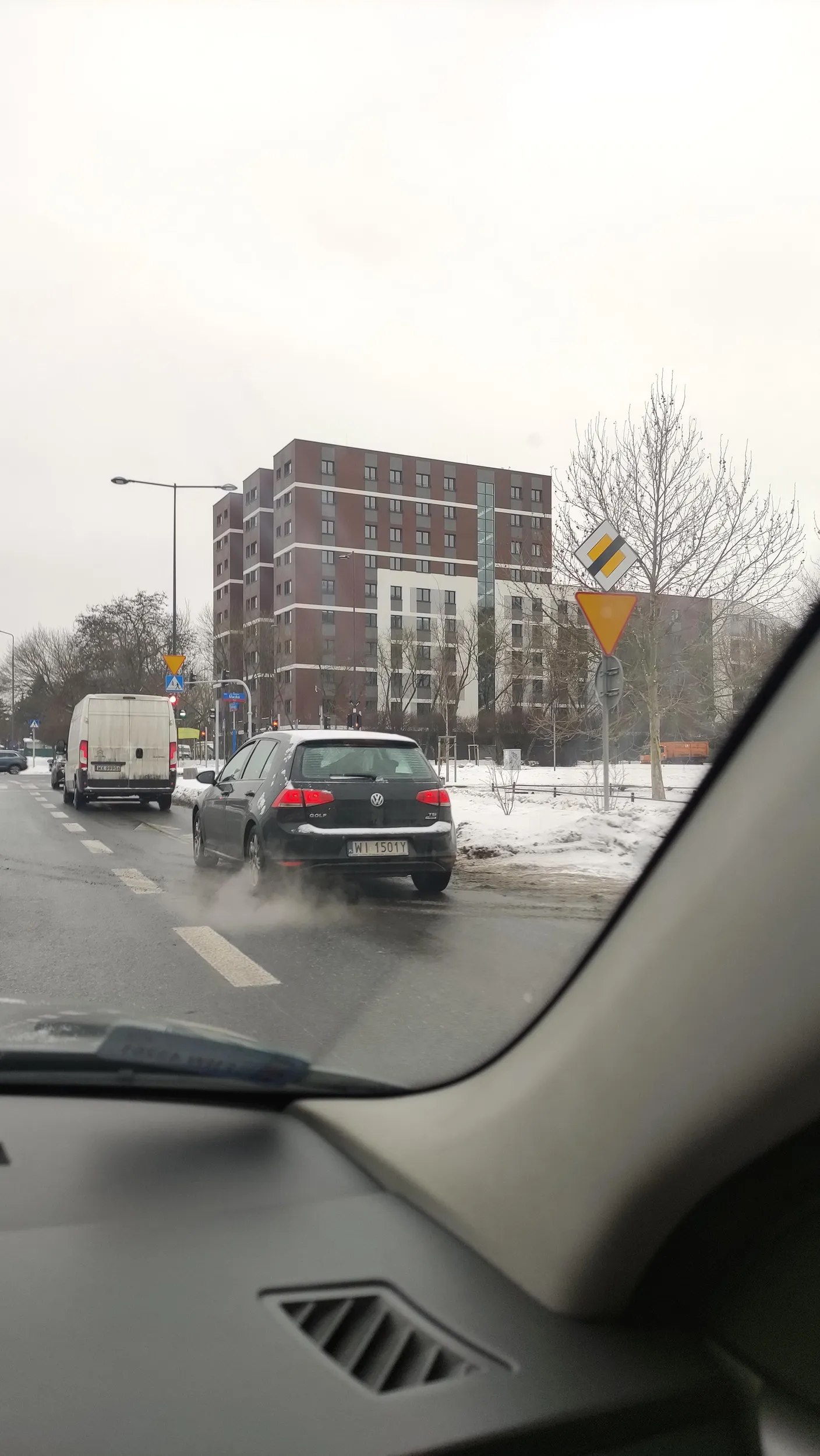 Baran w nie odśnieżonym samochodzie