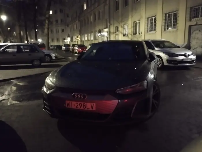 Gościu naucz się parkować na miejscach do tego przystosowanych a nie tak że blokujesz wyjazd czterech samochodów...