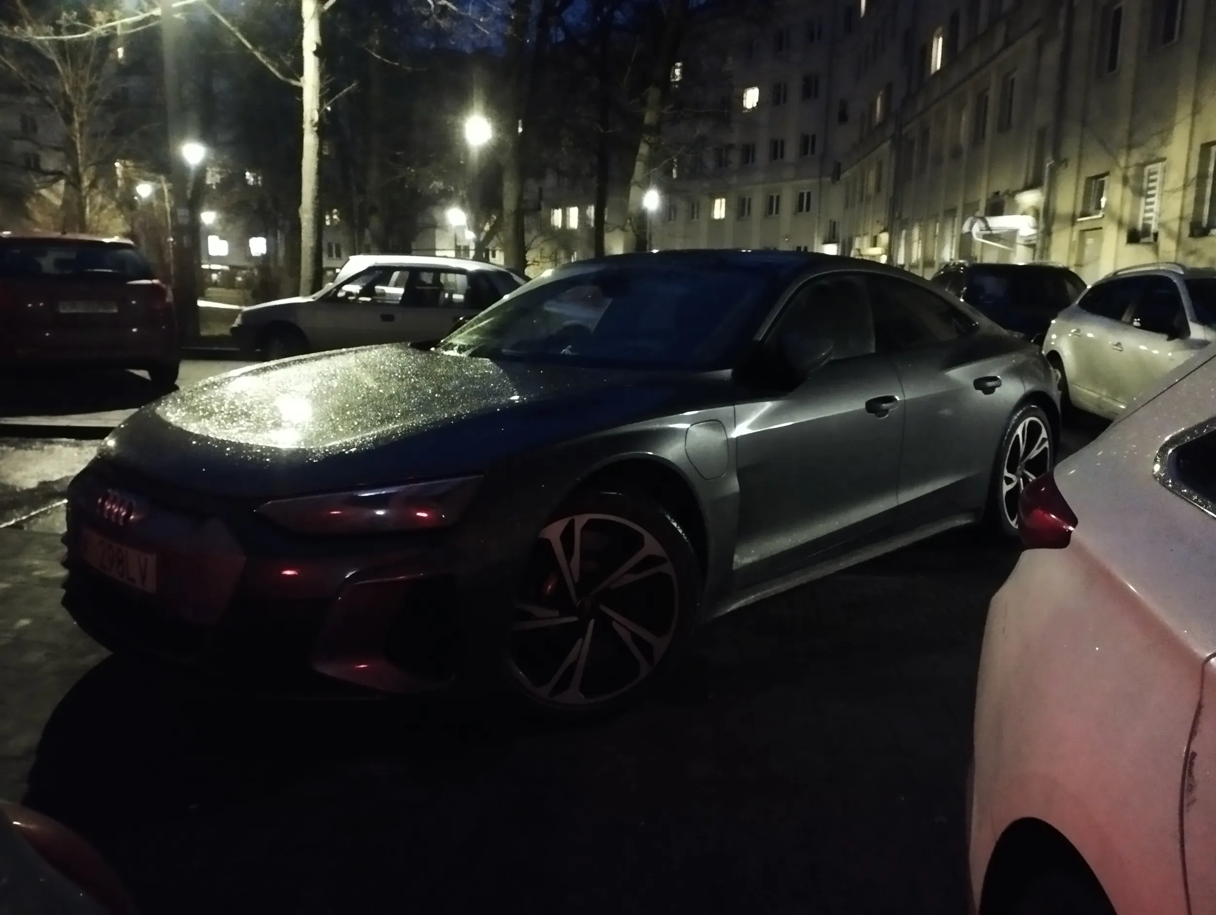 Gościu naucz się parkować na miejscach do tego przystosowanych a nie tak że blokujesz wyjazd czterech samochodów...