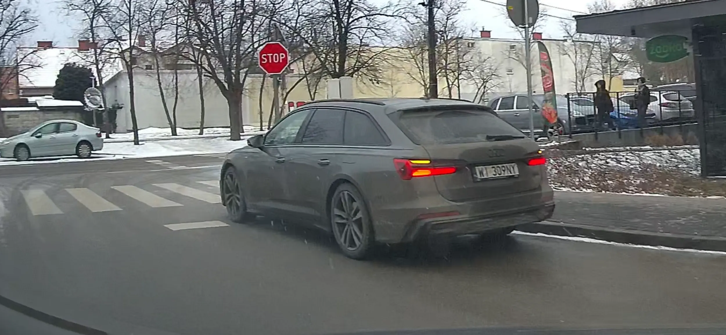 Gratuluje miejsca do postoju. Żeby broń boże kaszojad sie nie zgubił jakby miał przejść 20metrów do lepiej zaparkowanego auta