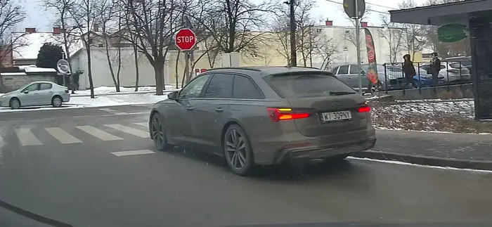 Gratuluje miejsca do postoju. Żeby broń boże kaszojad sie nie zgubił jakby miał przejść 20metrów do lepiej zaparkowanego auta