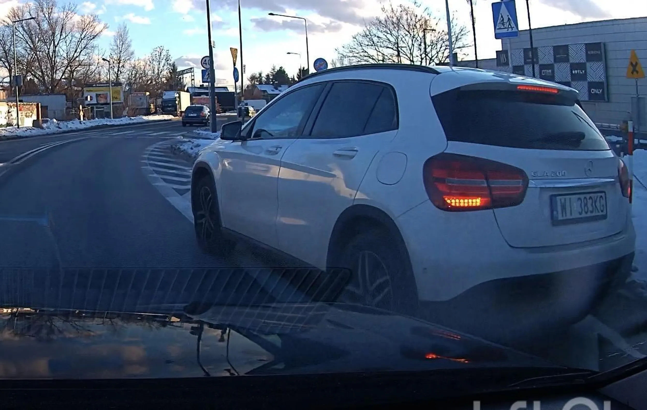 Nie za późno na zmianę pasa? W dodatku hamowanie przed maską? W końcu trafisz na takiego, który zamiast przyhamować to przyspieszy… ??