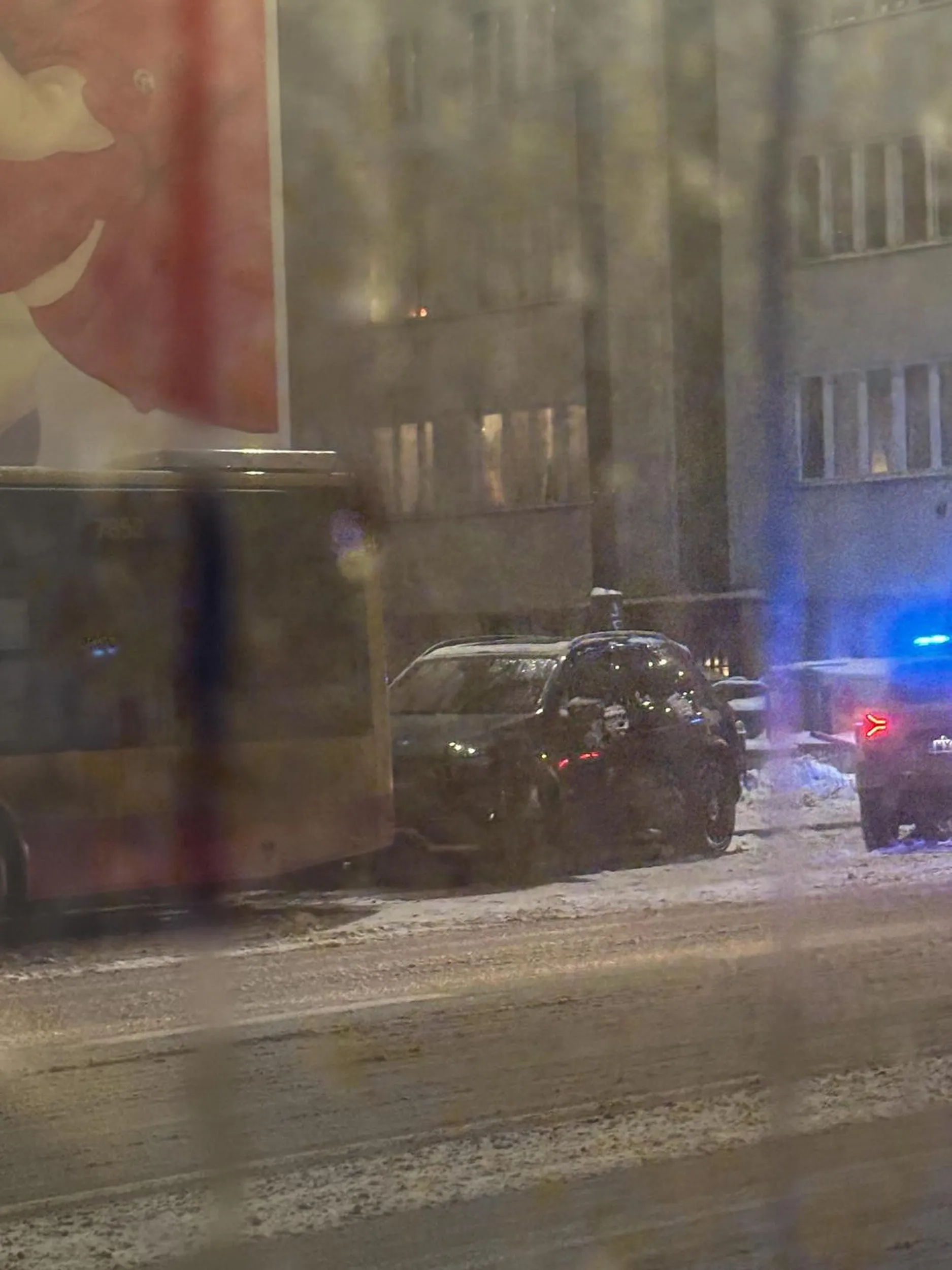 Prawdopodobnie pijany wjechał z impetem w autobus miejski na Metrze Politechnika