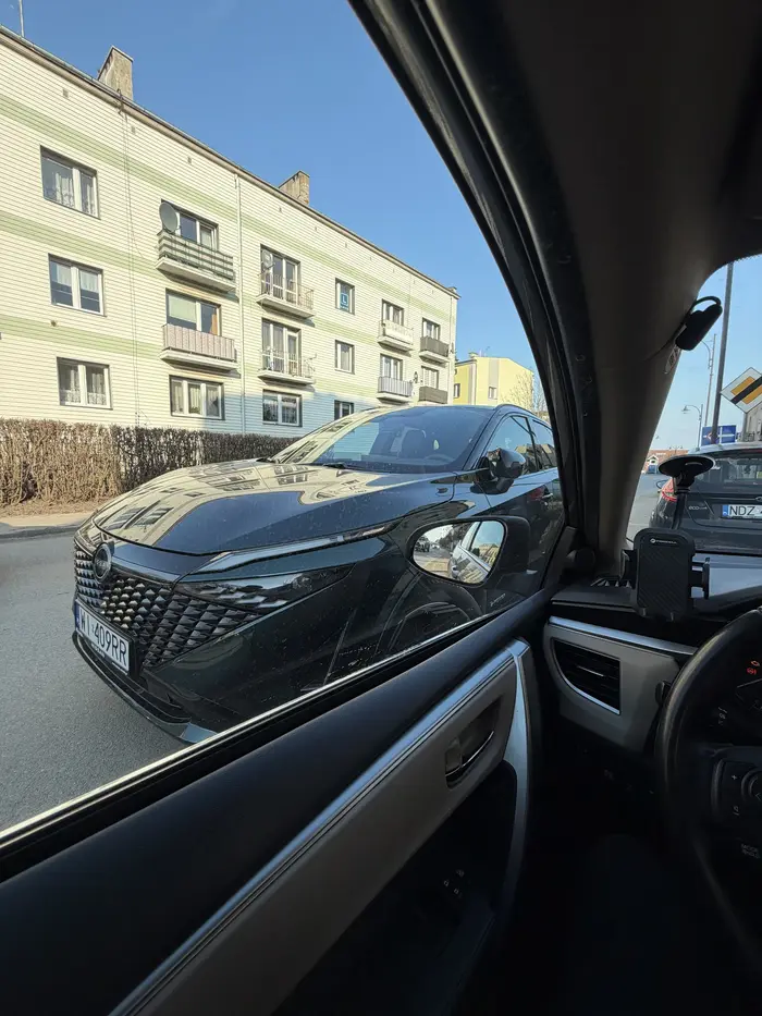 Staje na środku drogi blokując parking
