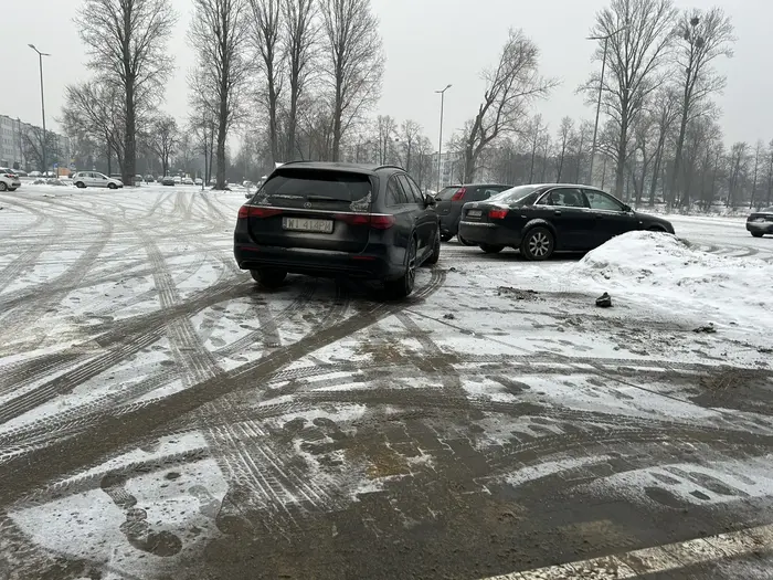 Nie ma to jak stanąć na środku parkingu blokując innym wyjazd. Widać w stolicy panuję "inna" kultura.