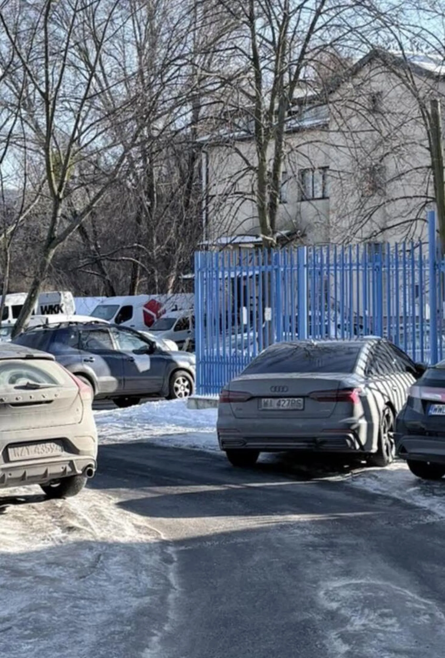 Królewicz z SGGW zaparkowal byle jak tamując wyjazd z parkingu. Wesoły odbiegł z plecaczkiem przez ulice