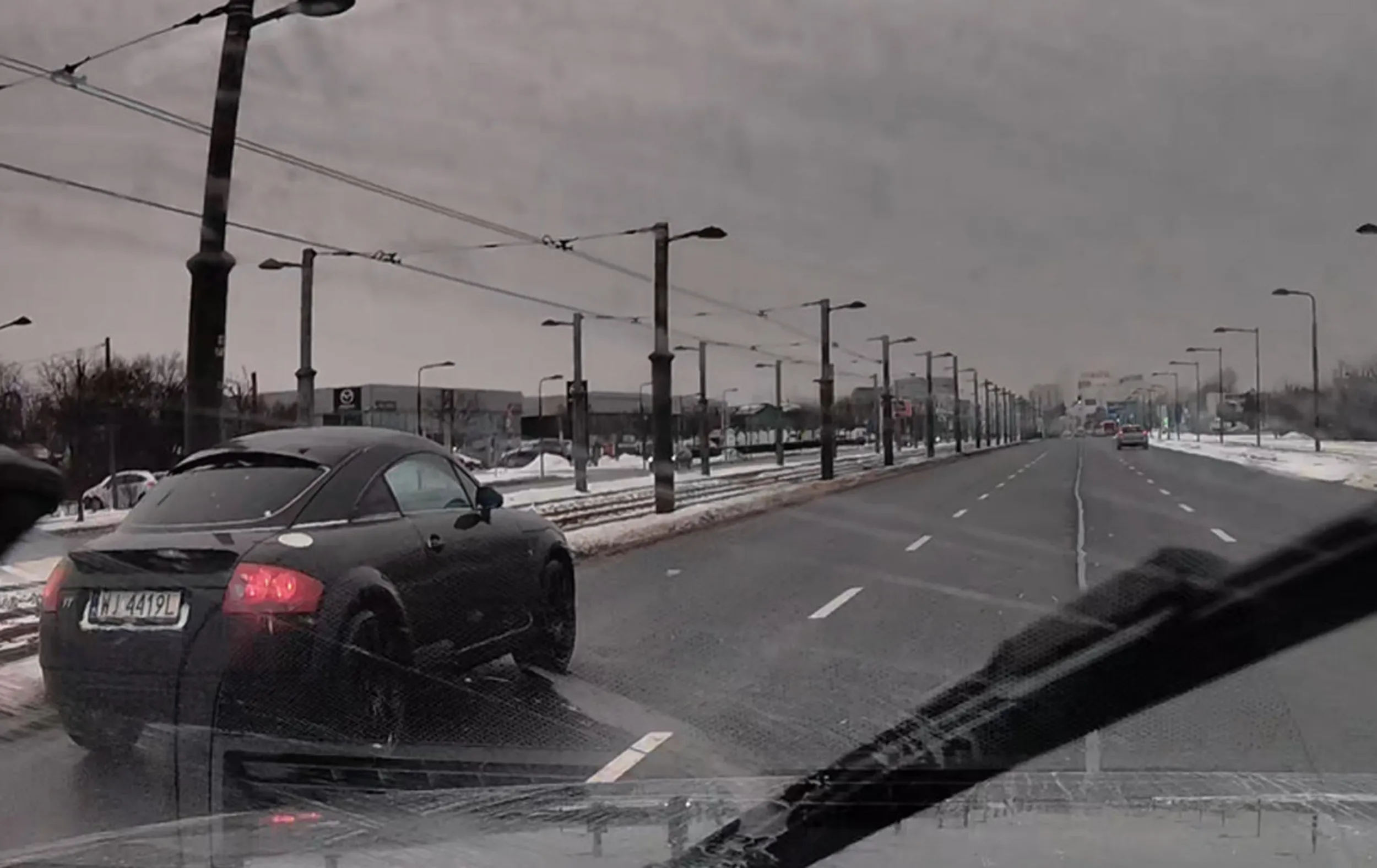 wiesniak w szrocie zakochany w lewym pasie, do tego łapie ból dupy przy wyprzedzaniu prawym